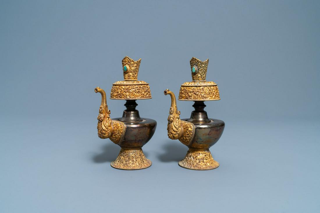A pair of Tibetan silver and gilt copper alloy: Full title: A pair of Tibetan silver and gilt copper alloy 'duomuhu' ewers, 19th C. Description: H.: 21,5 cm - L.: 14,5 cm