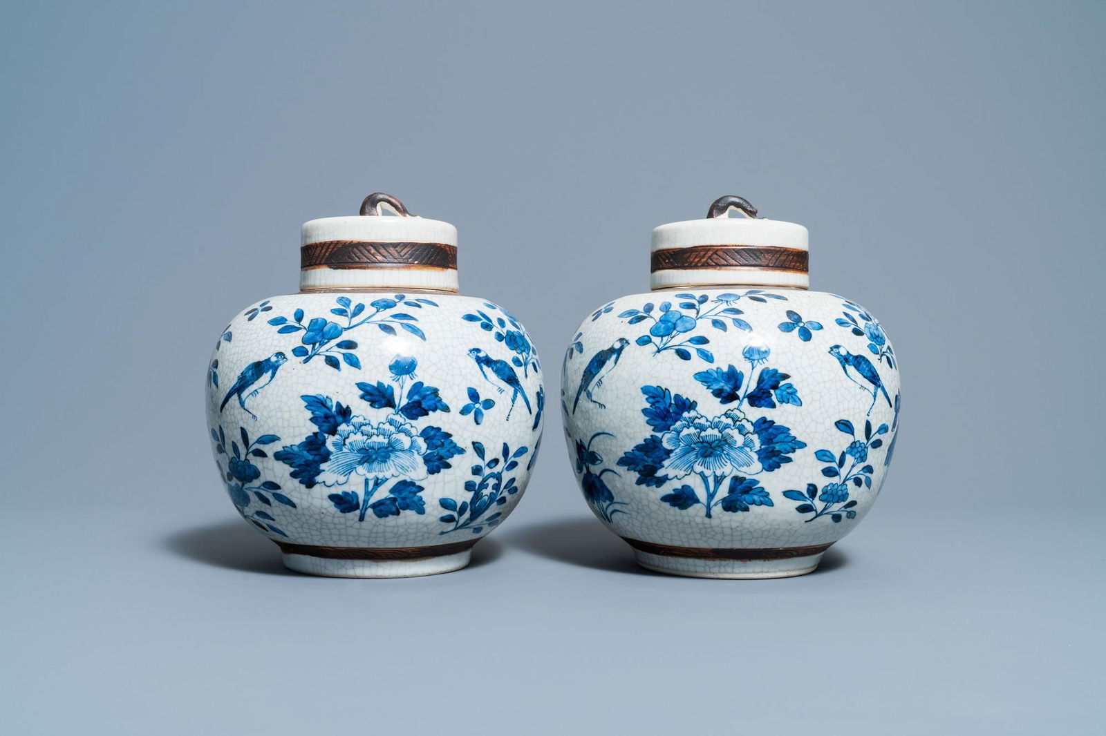 A pair of Chinese blue and white Nanking crackle-glazed: Full title: A pair of Chinese blue and white Nanking crackle-glazed jars and covers, 19th C. Description: H.: 28 cm