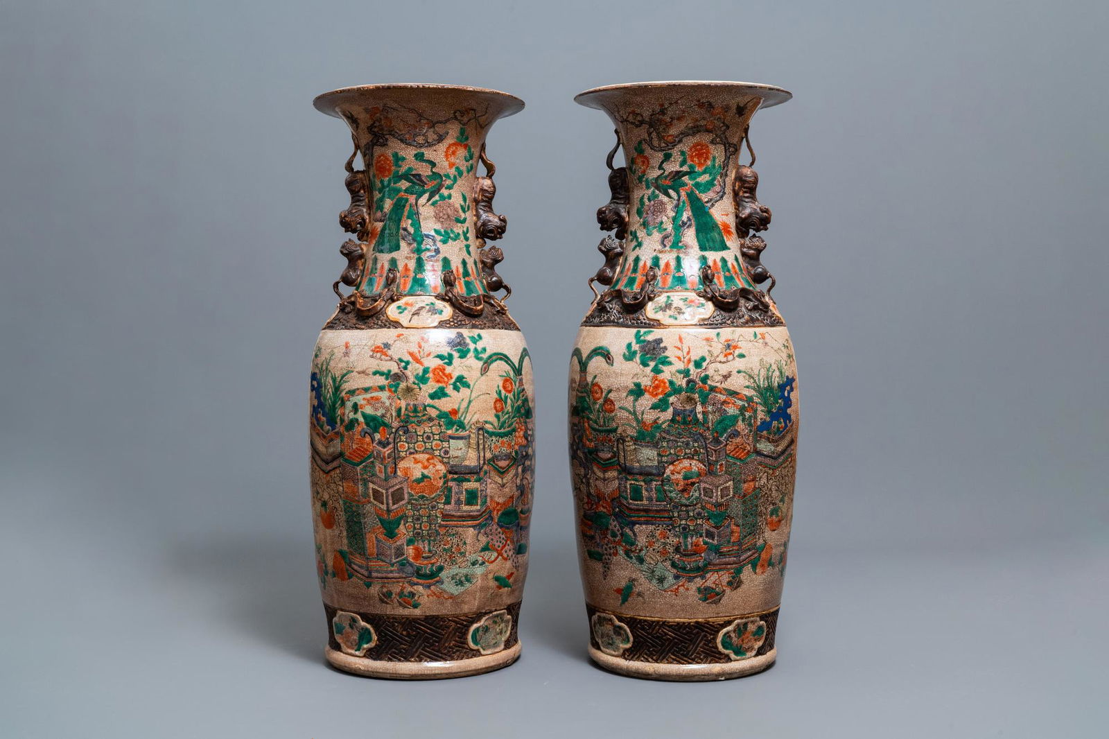 A pair of very large Chinese Nanking crackle-glazed: Full title: A pair of very large Chinese Nanking crackle-glazed famille verte vases, 19th C. Description: H.: 91,5 cm