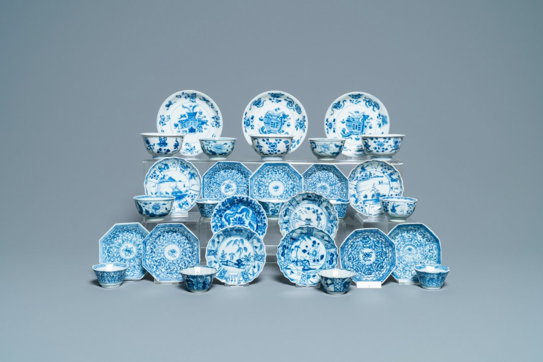Sixteen Chinese blue and white saucers and fourteen: Full title: Sixteen Chinese blue and white saucers and fourteen cups, Kangxi Description: Dia.: 13,5 cm (the largest saucer) Dia.: 9 cm - H.: 4,5 cm (the largest cup)
