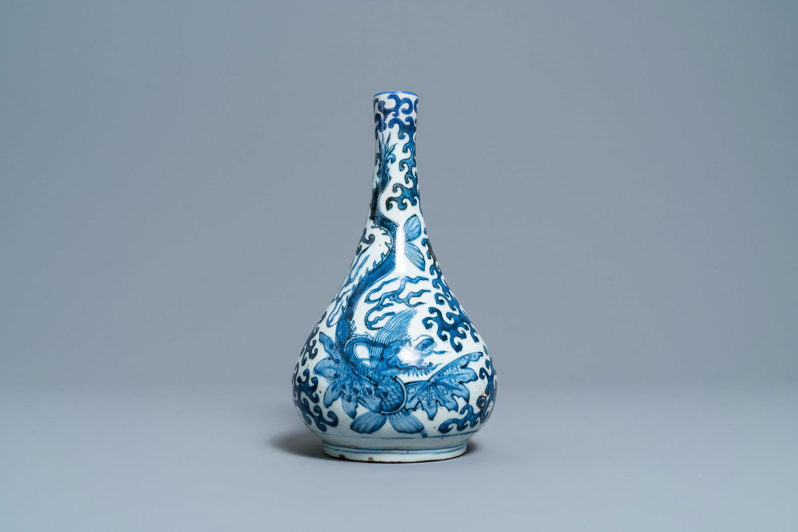 A Chinese blue and white 'sea dragons' bottle vase,: Full title: A Chinese blue and white 'sea dragons' bottle vase, Wanli Description: H.: 28,5 cm