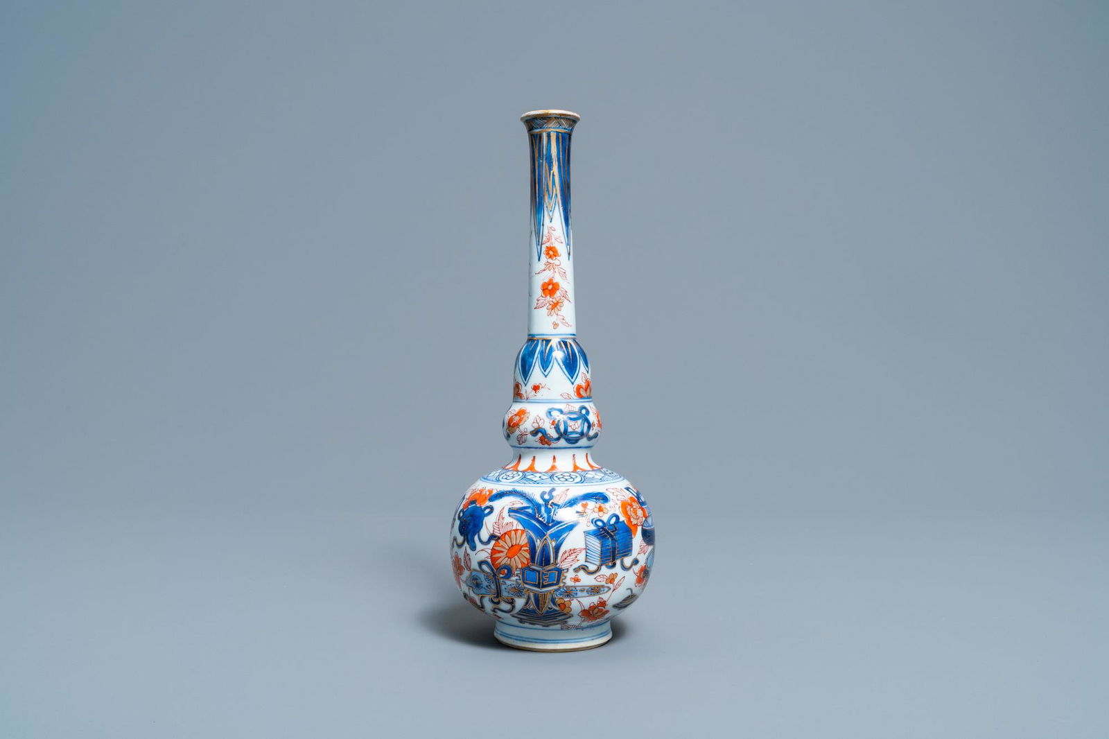 A Chinese Imari-style bottle vase, Kangxi (1 of 6)