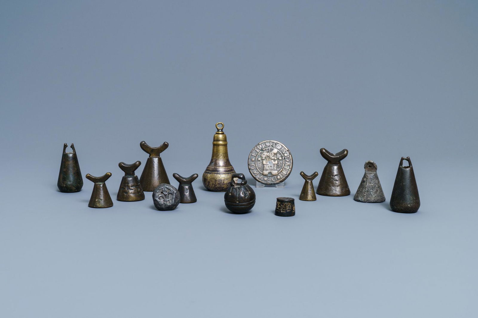 Fourteen bronze weights, France, 16/18th C. (1 of 16)