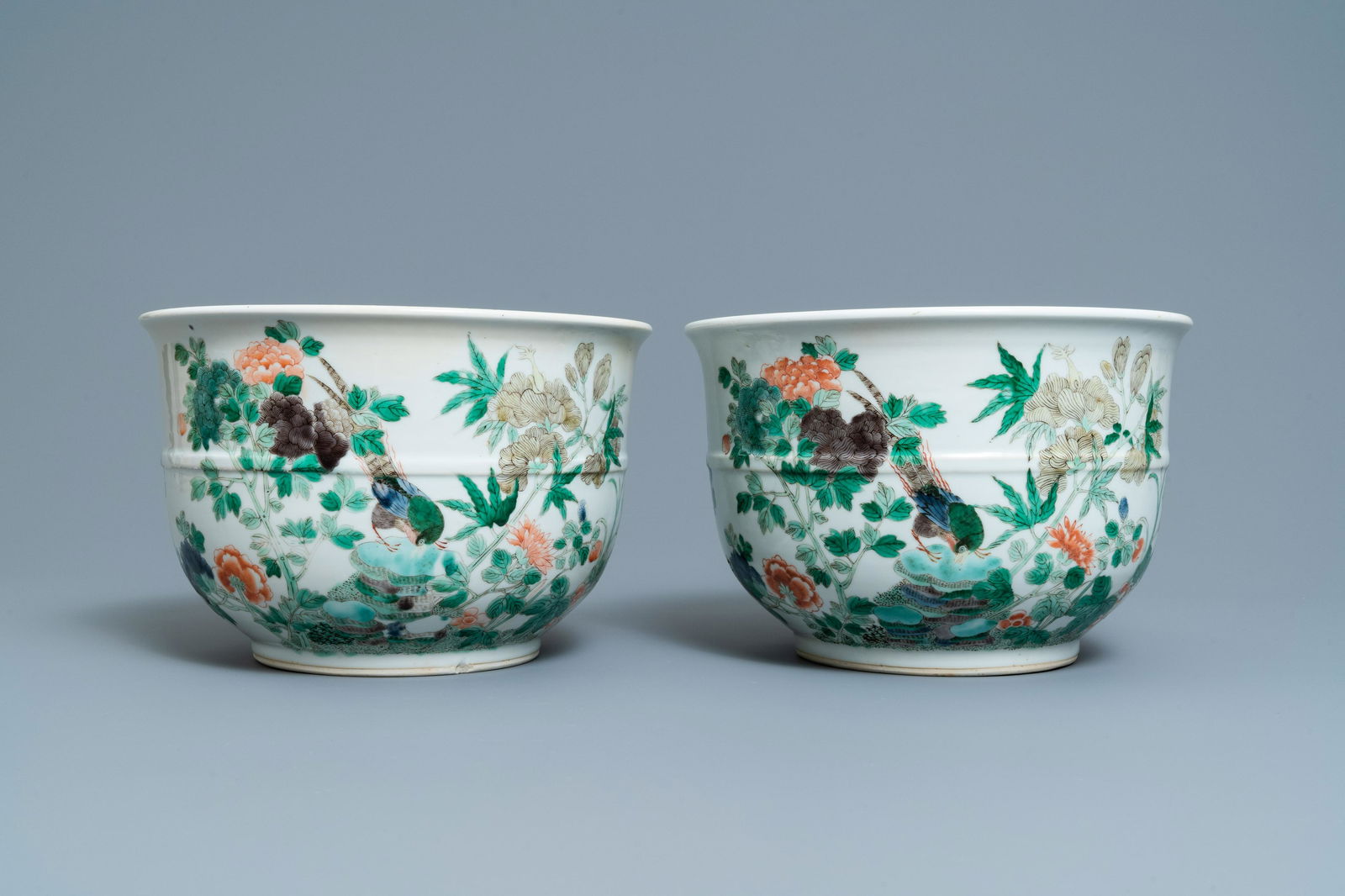 A pair of Chinese famille verte jardinieres, 19th C.: Full title: A pair of Chinese famille verte jardinieres, 19th C. Description: Dia.: 27 cm - H.: 18 cm The absence of a condition report does not imply that a lot is in perfect condition. Please contac