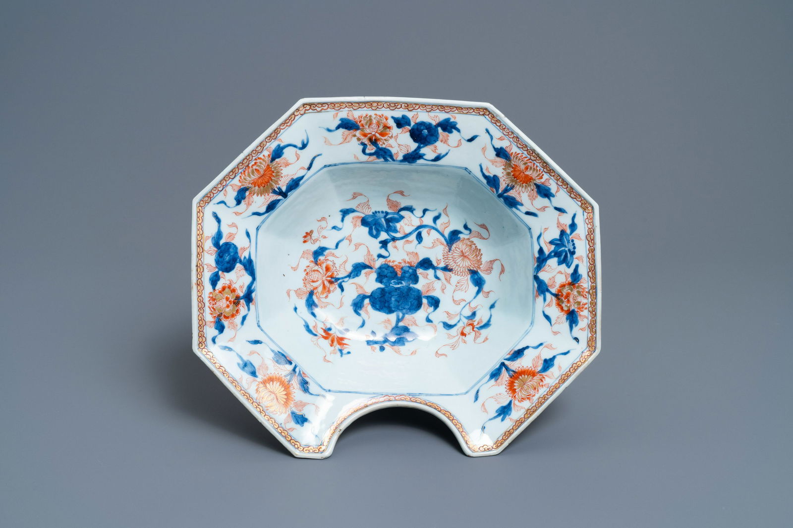 A Chinese octagonal Imari-style shaving basin, Kangxi: Full title: A Chinese octagonal Imari-style shaving basin, Kangxi Description: L.: 34 cm - H.: 9,5 cm The absence of a condition report does not imply that a lot is in perfect condition. Please contac