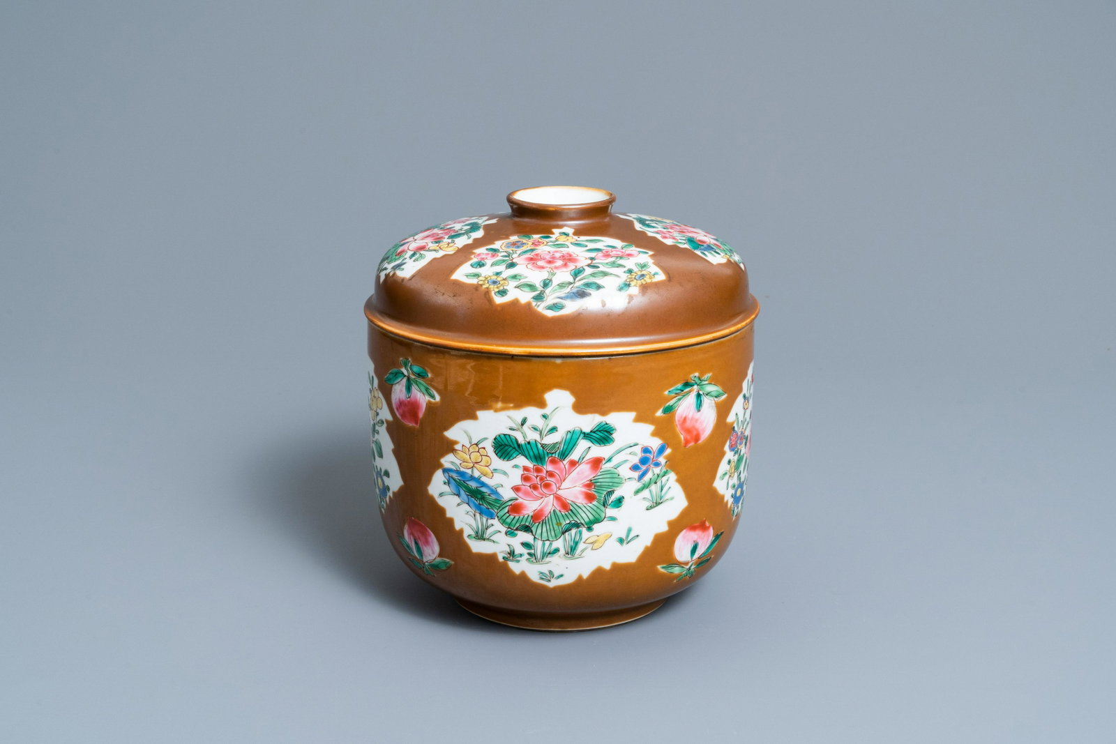 A Chinese famille rose capucine brown-ground bowl and: Full title: A Chinese famille rose capucine brown-ground bowl and cover, Qianlong Description: H.: 23 cm - Dia.: 21,5 cm The absence of a condition report does not imply that a lot is in perfect condi
