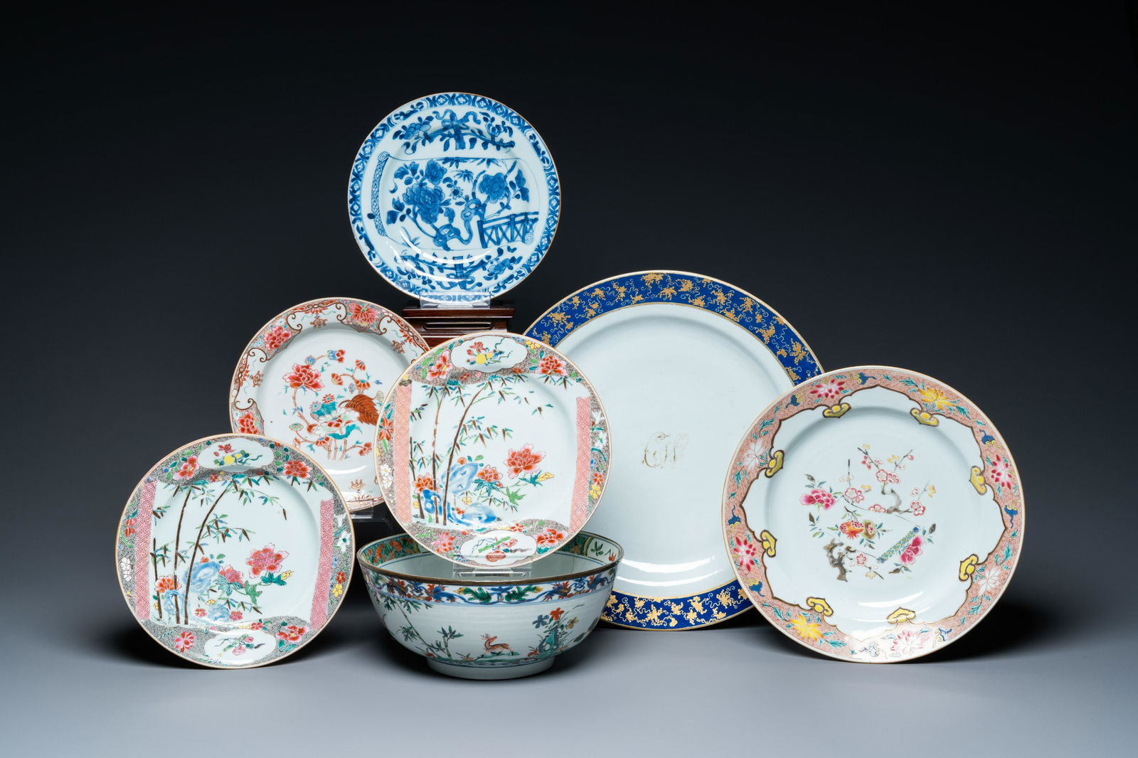Six Chinese blue and white and famille rose dishes and: Full title: Six Chinese blue and white and famille rose dishes and a famille verte bowl, Kangxi/Qianlong Description: Dia.: 37,5 cm (the largest plate) Dia.: 26 cm - H.: 11,5 cm (the bowl) The absence