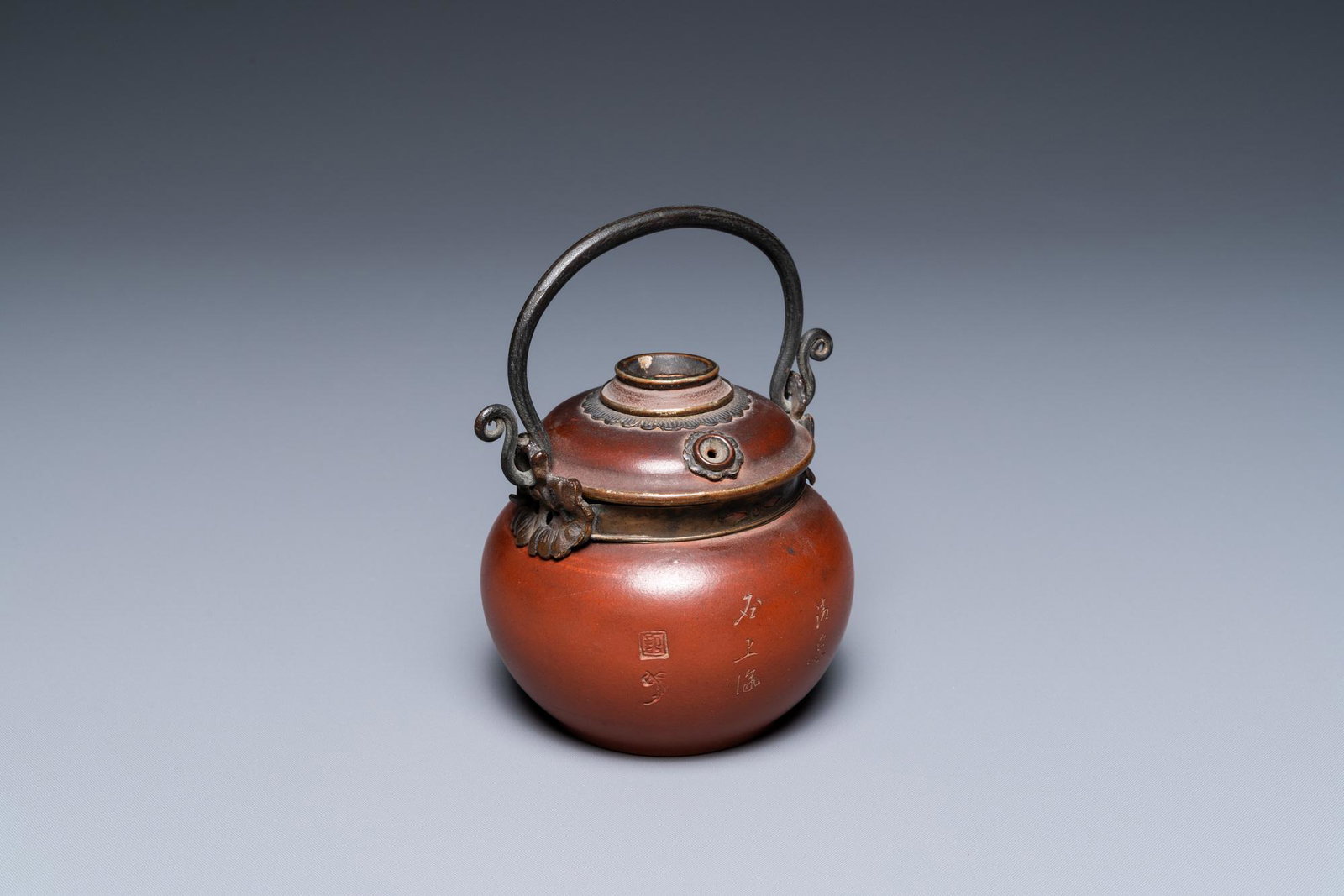 A Chinese Yixing poem-engraved stoneware waterpipe for the Vietnamese or Thai market, 19th C.: Full title: A Chinese Yixing poem-engraved stoneware waterpipe for the Vietnamese or Thai market, 19th C. Description: H.: 11 cm (incl. the handle) H.: 8 cm (excl. the handle) Condition: (UV-checked) 