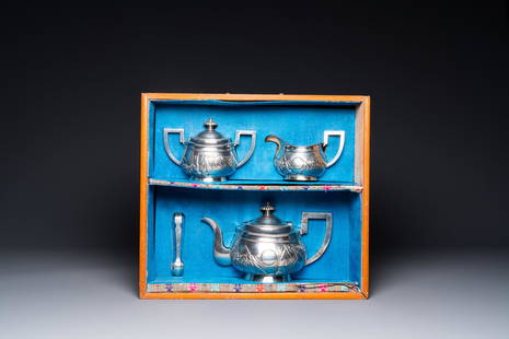 A Chinese silver tea service in presentation box, mark of Zee Sung, Shanghai, Republic: Full title: A Chinese silver tea service in presentation box, mark of Zee Sung, Shanghai, Republic Description: L.: 24,5 cm - H.: 14,5 cm (the teapot ) L.: 17 cm - H.: 11,5 cm (the sugar bowl) The