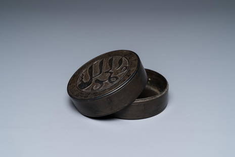 An inscribed Chinese bronze box and cover for the Islamic market, 17th C.: Full title: An inscribed Chinese bronze box and cover for the Islamic market, 17th C. Description: Dia.: 10 cm - H.: 5 cm The absence of a condition report does not imply that a lot is in perfect