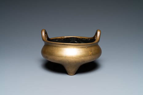 A Chinese bronze tripod censer, Xuande mark, 19th C.: Full title: A Chinese bronze tripod censer, Xuande mark, 19th C. Description: Dia.: 20 cm - H.: 13,5 cm Weight: 2370 grams The absence of a condition report does not imply that a lot is in