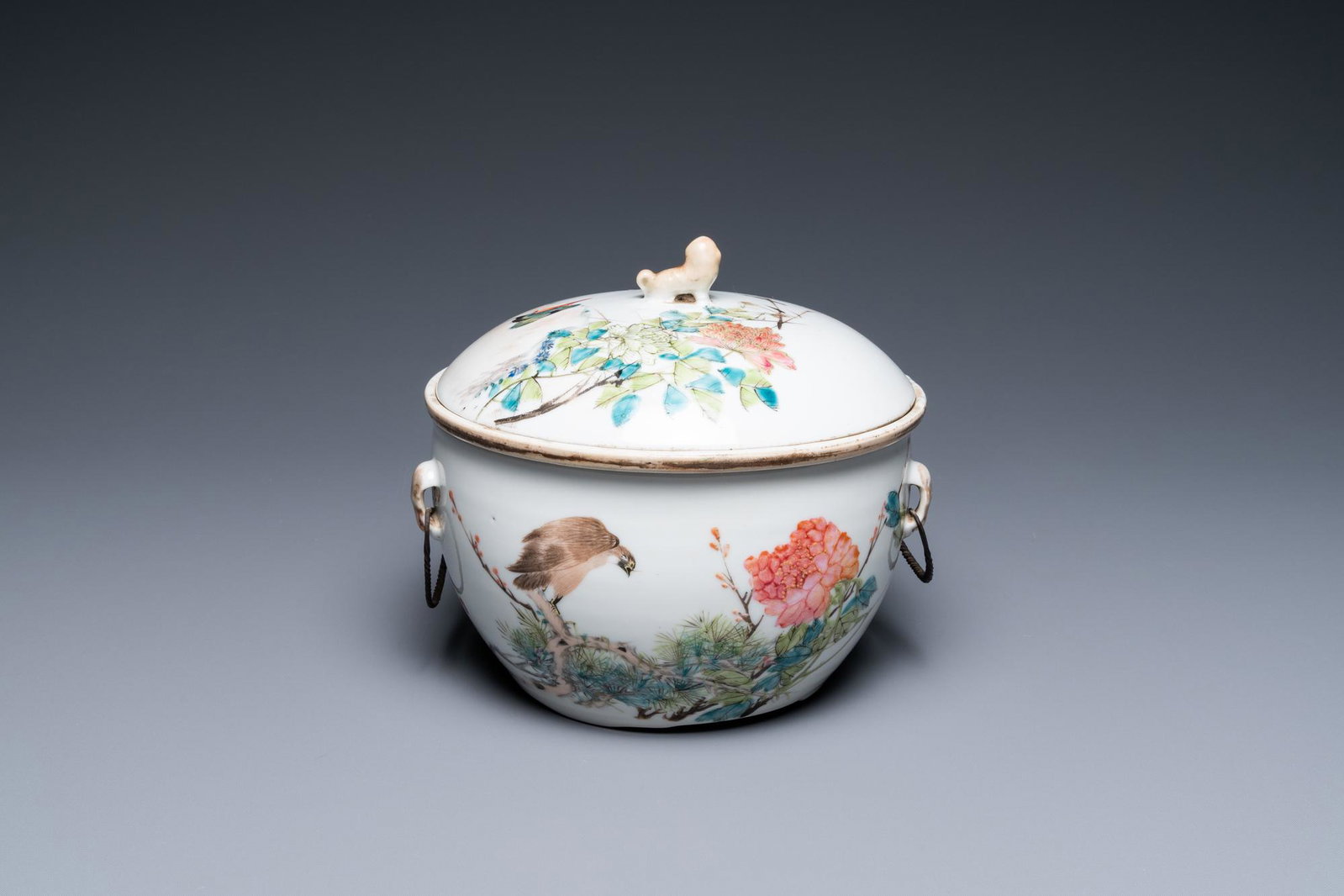 A Chinese qianjiang cai bowl and cover, signed Yi Mao, 19/20th C.: Full title: A Chinese qianjiang cai bowl and cover, signed Yi Mao, 19/20th C. Description: L.: 17 cm - H.: 15 cm The absence of a condition report does not imply that a lot is in perfect condition. Pl