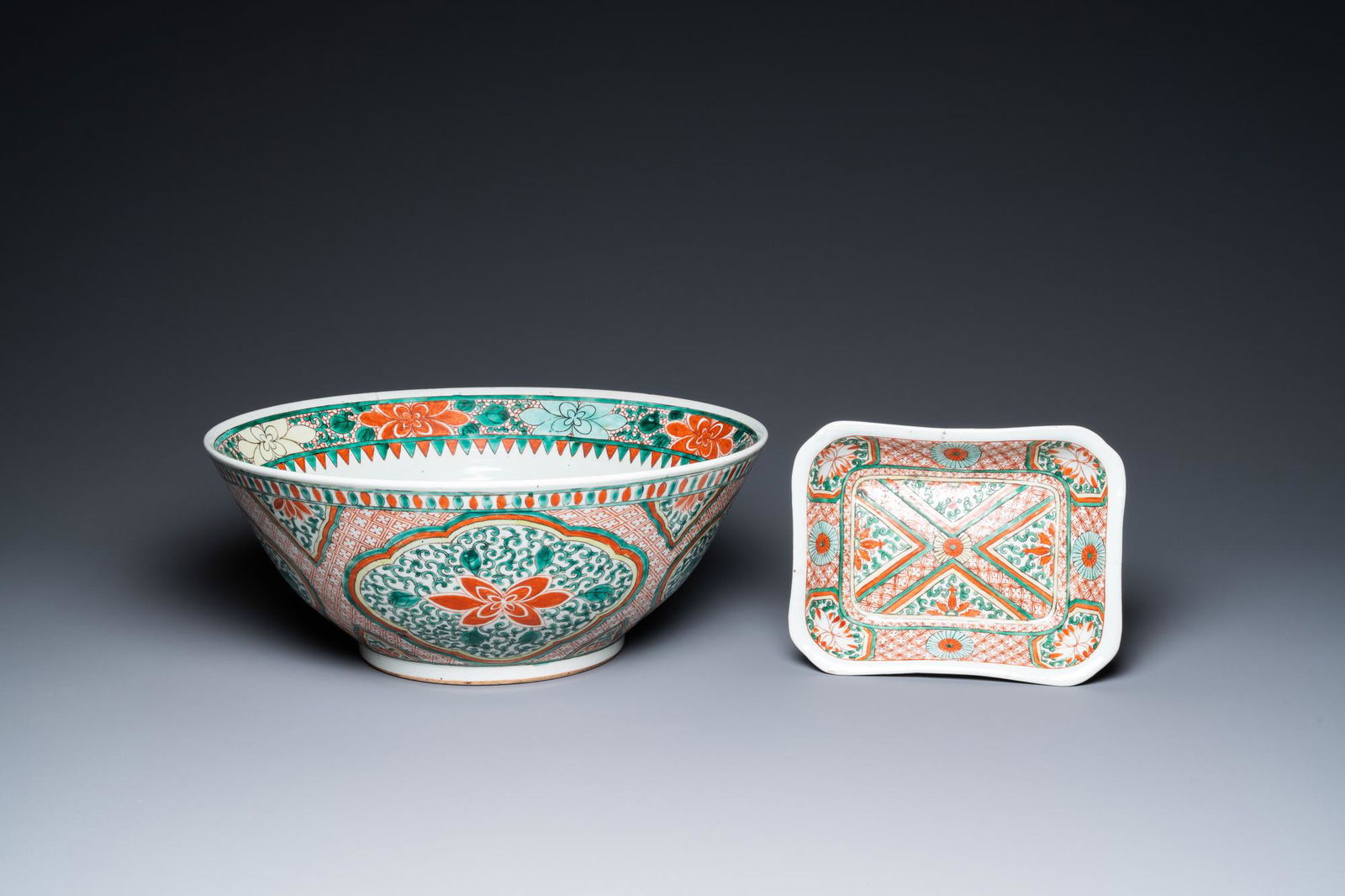 A large Chinese wucai bowl and a rectangular dish, Kangxi and/or later (1 of 13)
