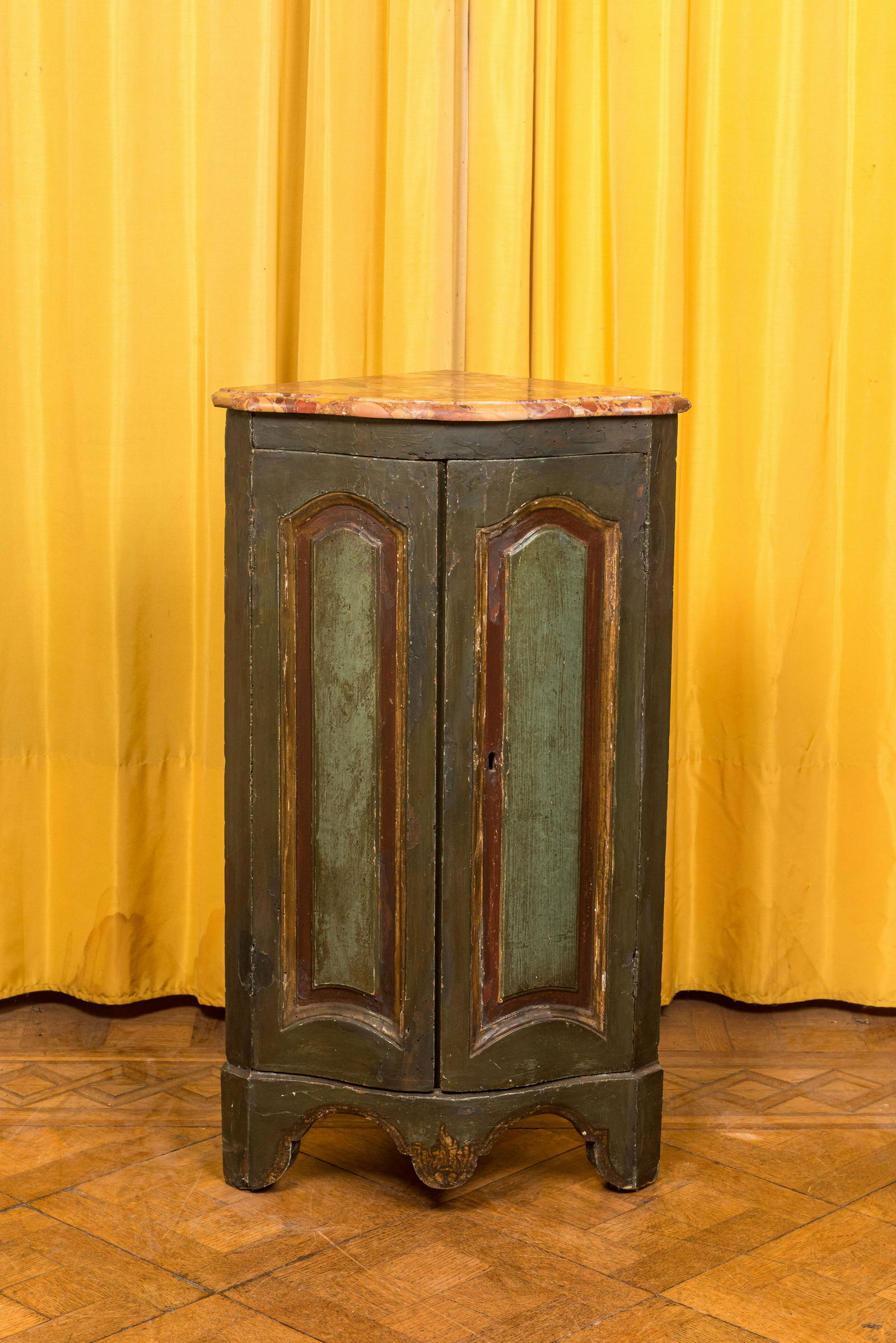 A painted wooden corner cupboard, 18/19th C. (1 of 5)