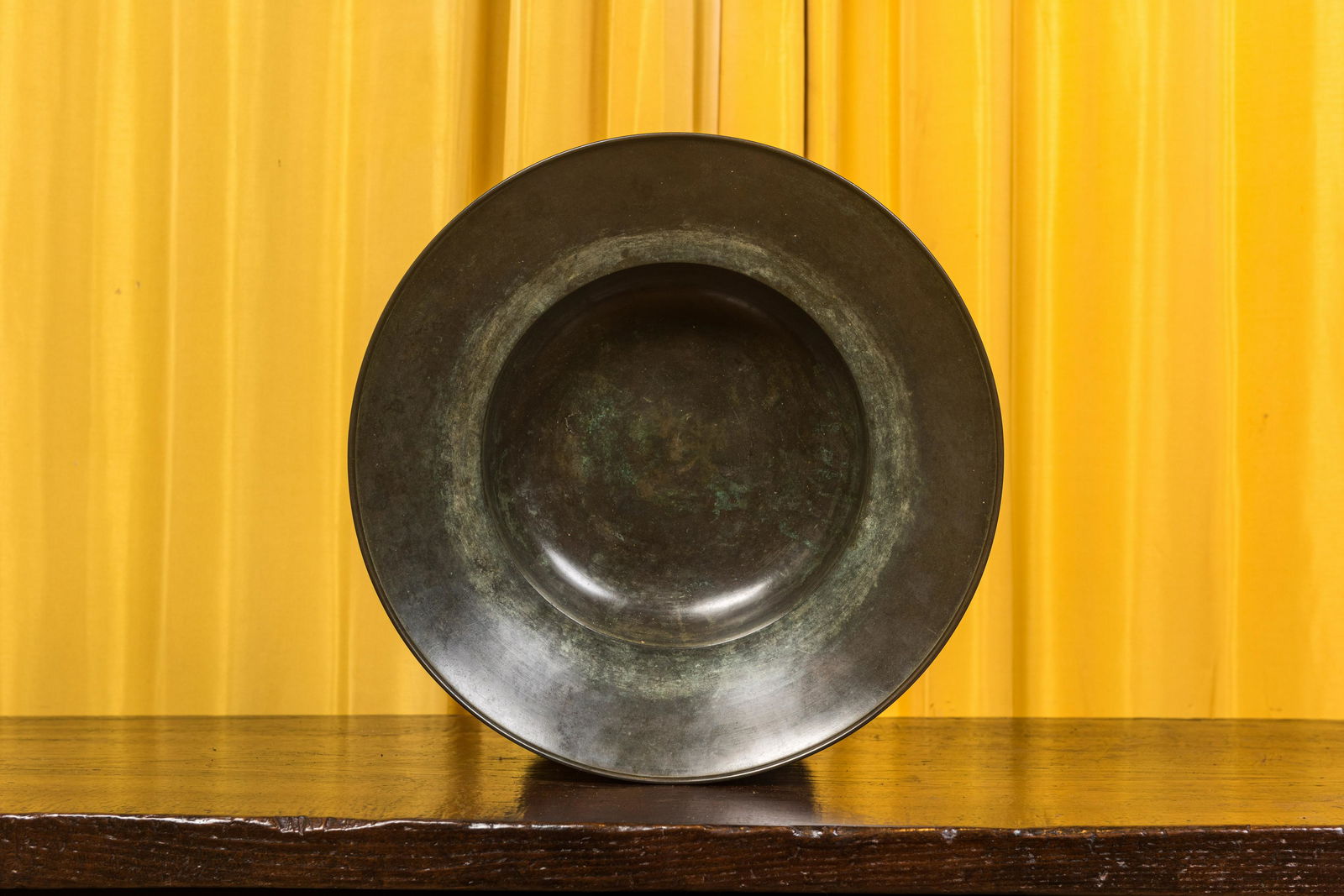 A deep bronze dish, 17th C. (1 of 3)