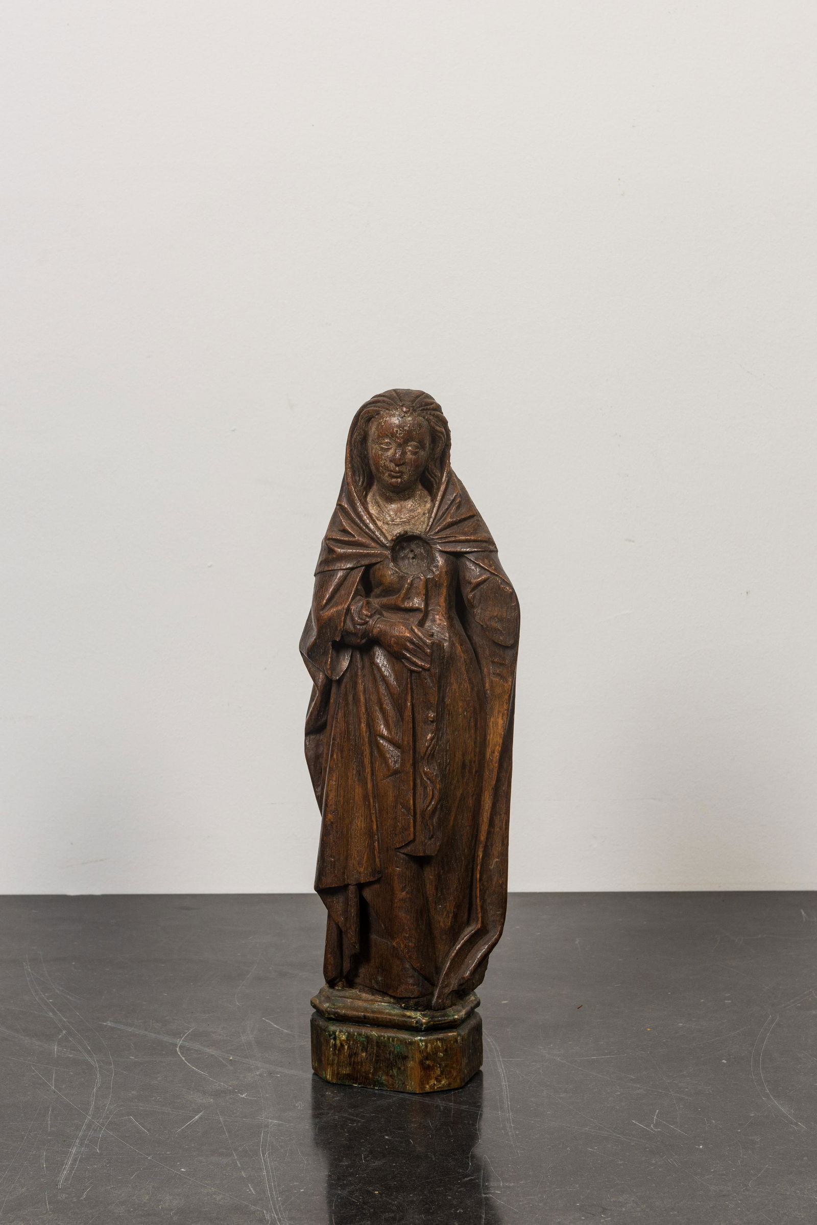 A Flemish oak figure of a female saint, 1st half 16th C. (1 of 2)