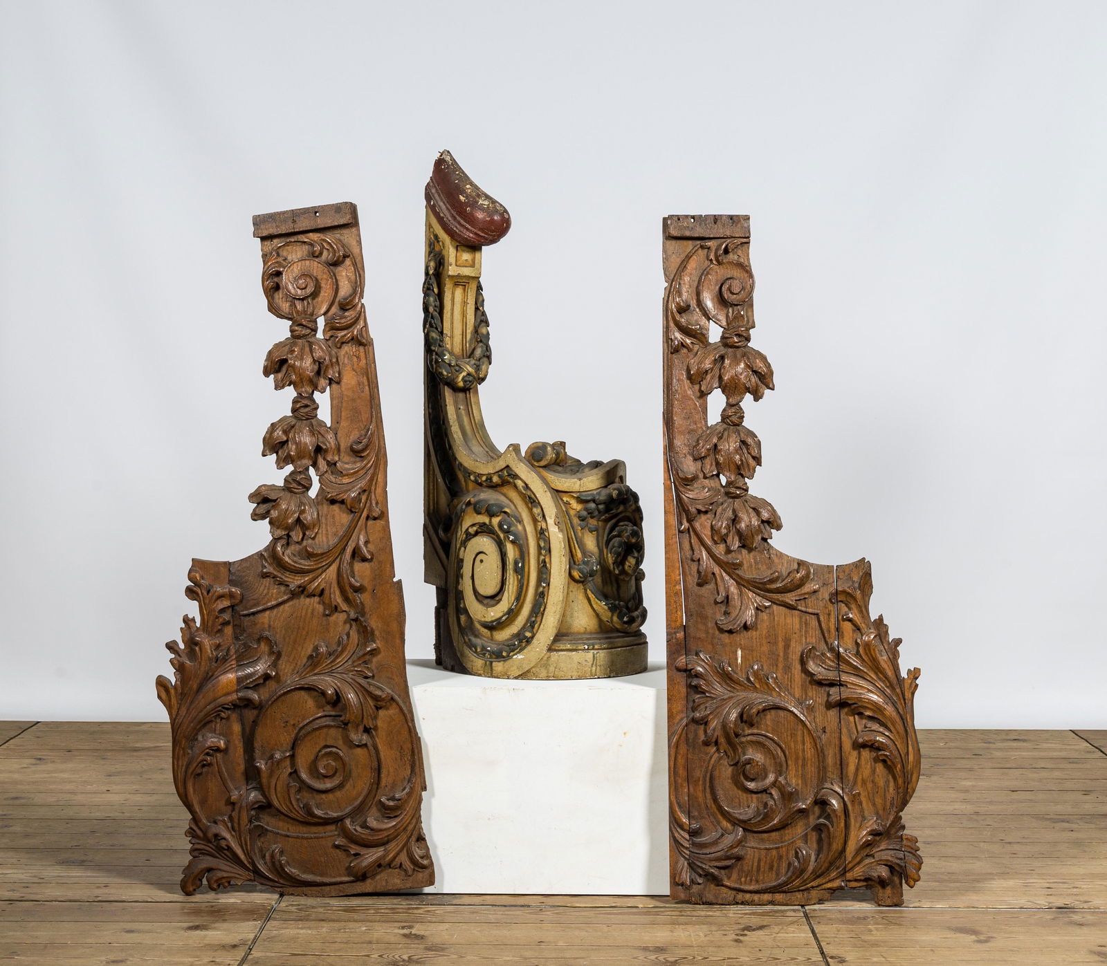 Three finely carved wooden balustrade ornaments, 18/19th C. (1 of 2)