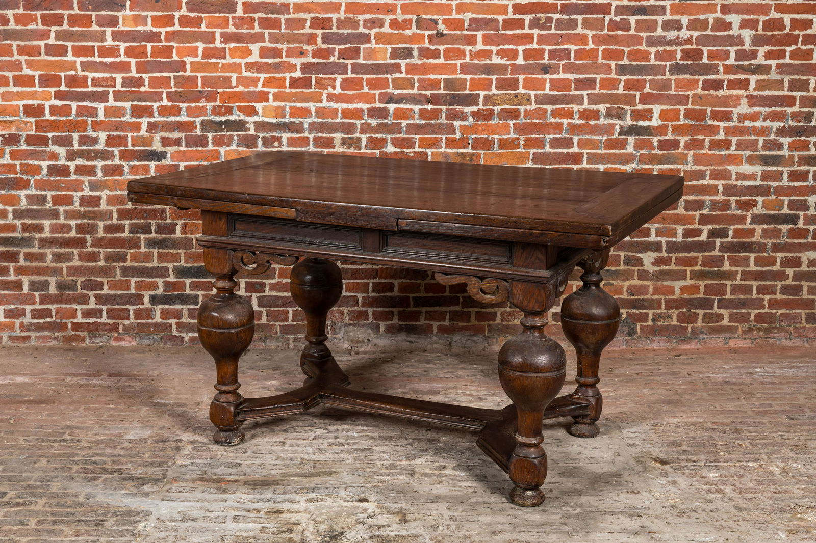 A Dutch extendable wooden table, 17th C. (1 of 4)