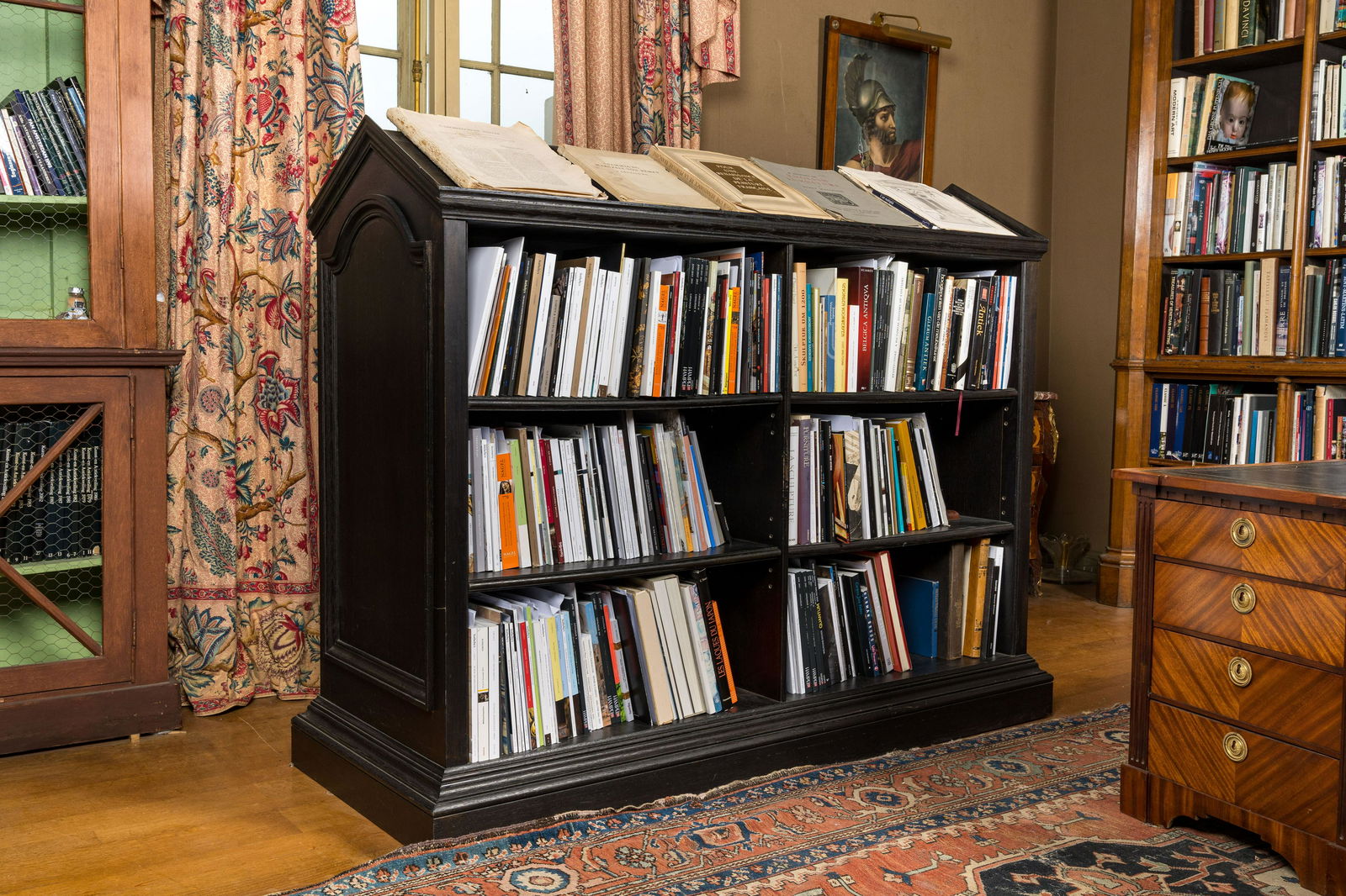 An ebonised wooden bookcase, 20th C. (1 of 2)
