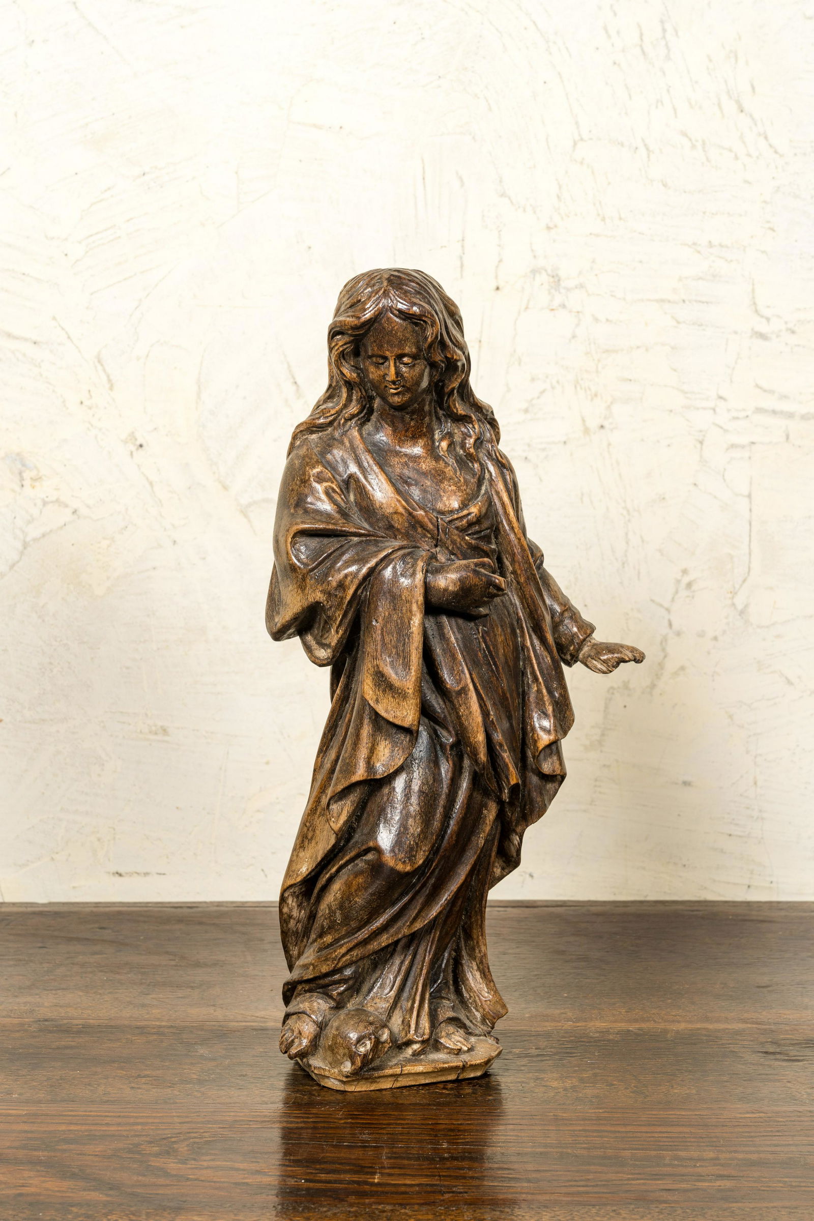A walnut figure of Mary Magdalene, 17th C.: Full title: A walnut figure of Mary Magdalene, 17th C. Description: H 38 cm Expert: Cabinet Benoit Bertrand