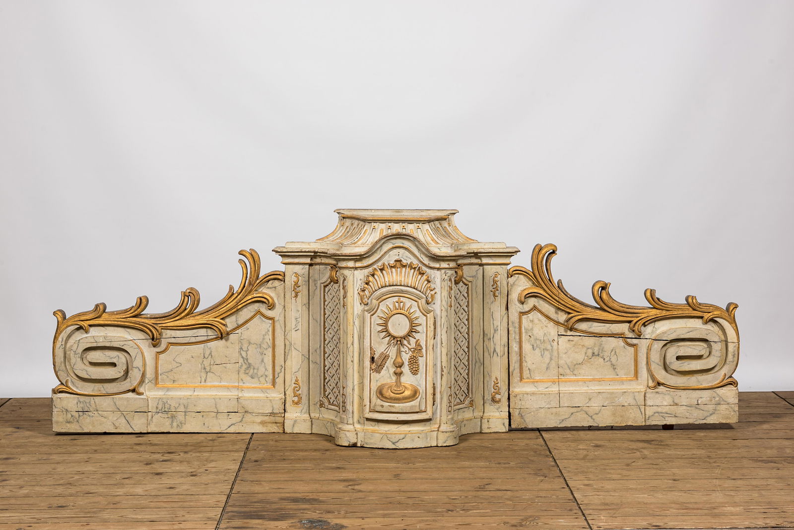 A faux-marbre and gilt wooden tabernacle with a monstrance, 18th C. (1 of 3)