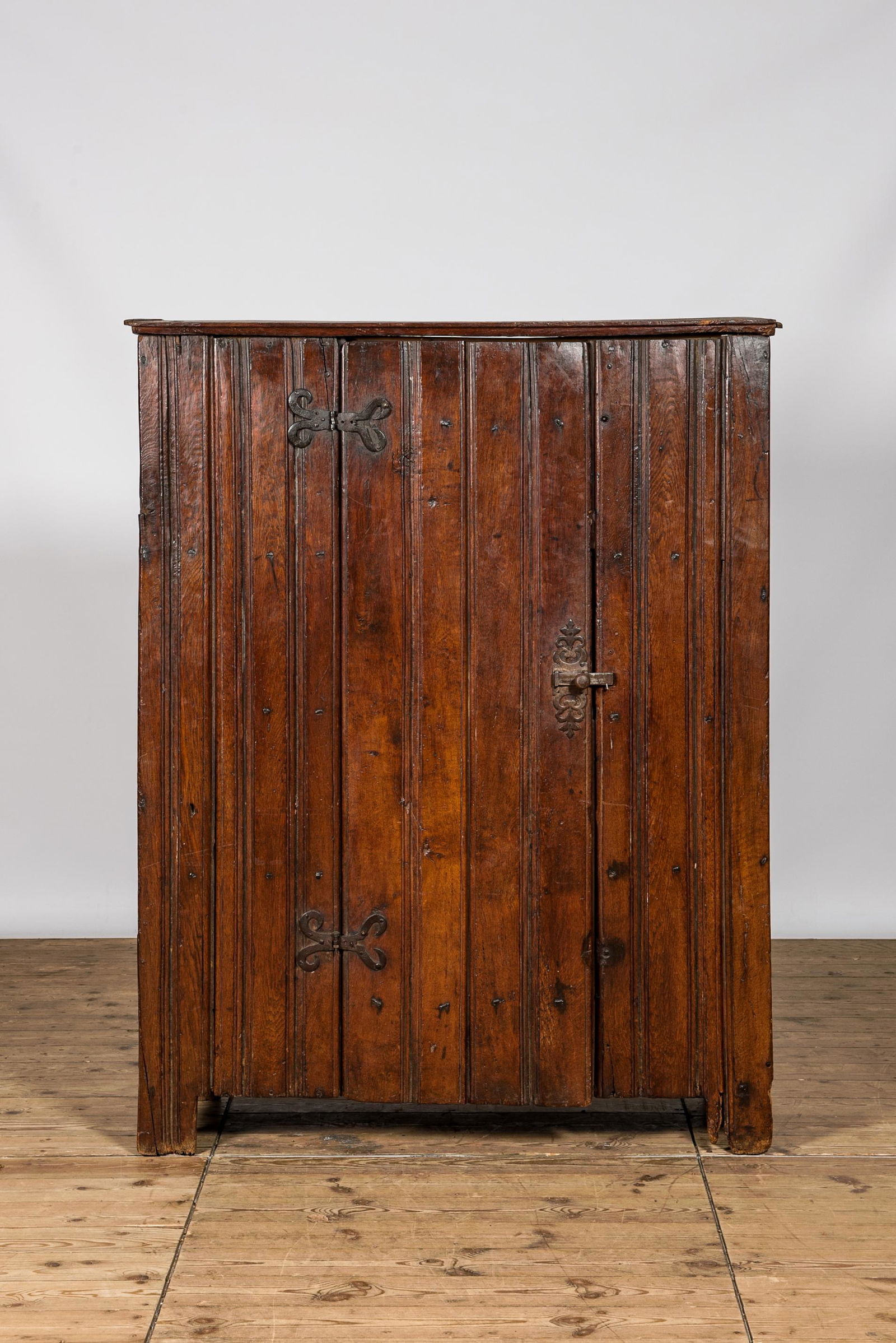 An oak wooden cupboard, probably 18th C. (1 of 3)