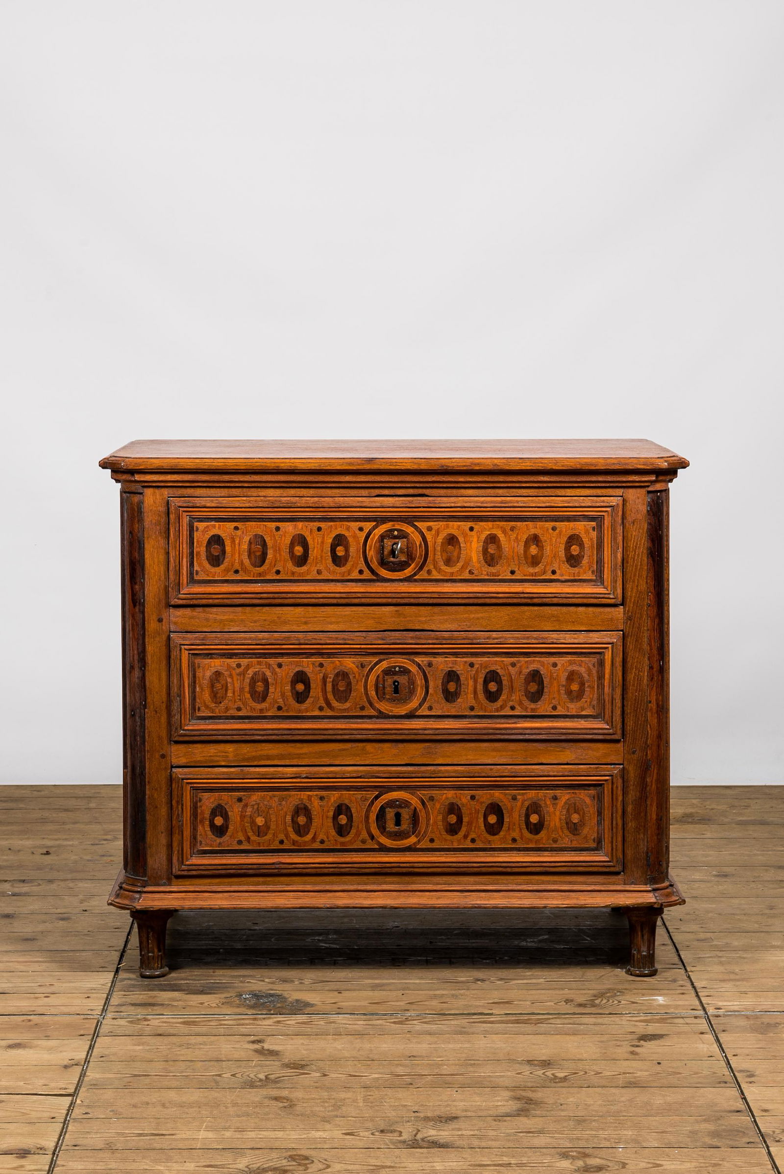 An oak wooden parquetry chest of drawers, ca. 1800 (1 of 3)