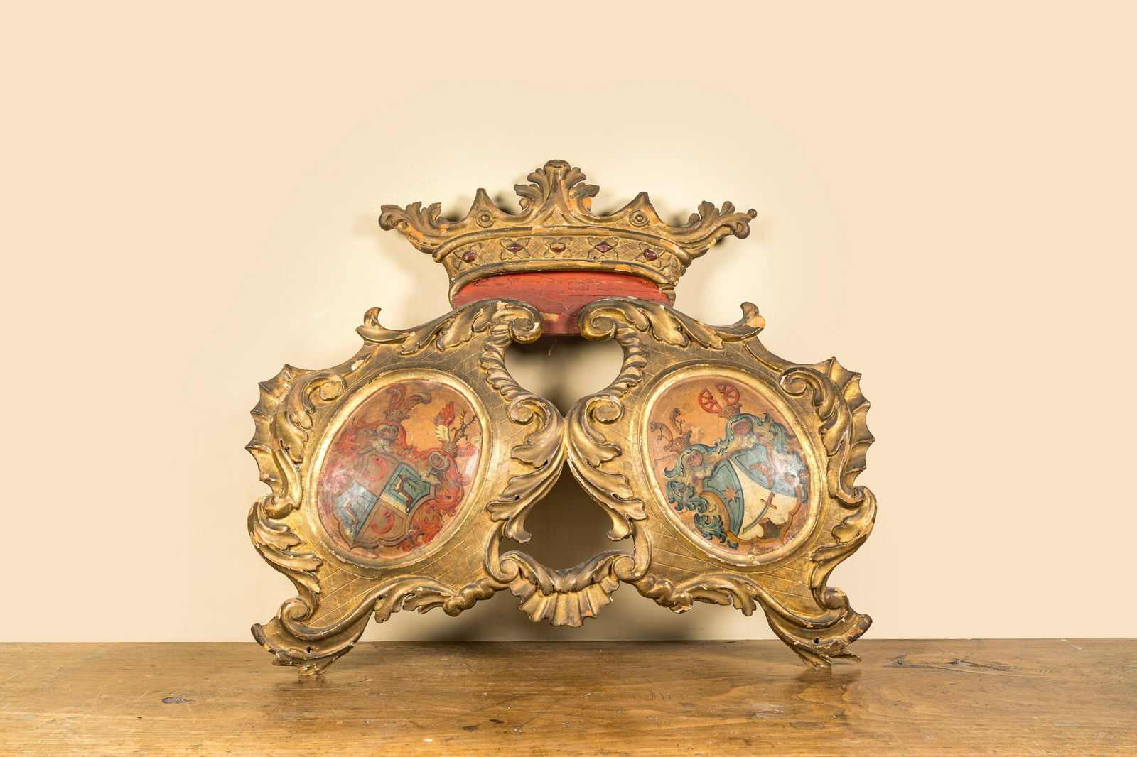 A polychrome and gilt wooden crowned alliance weapon, 18th C. (1 of 2)