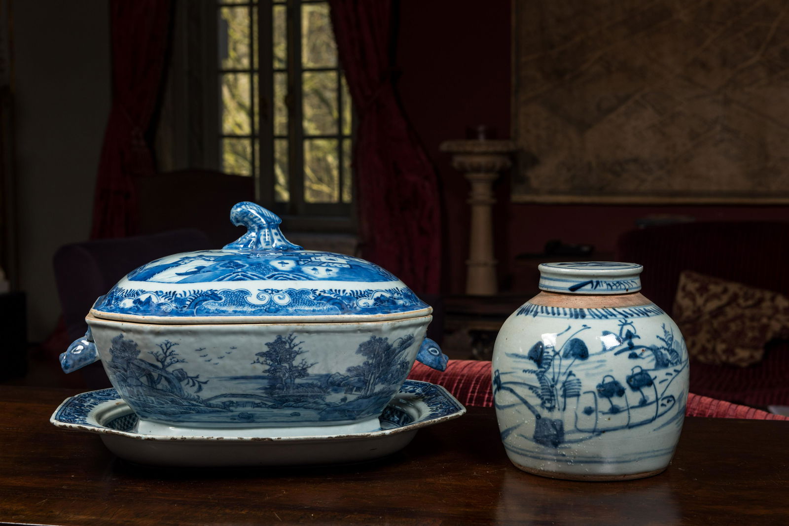 A Chinese blue and white tureen and a covered jar, 18/19th C. (1 of 2)