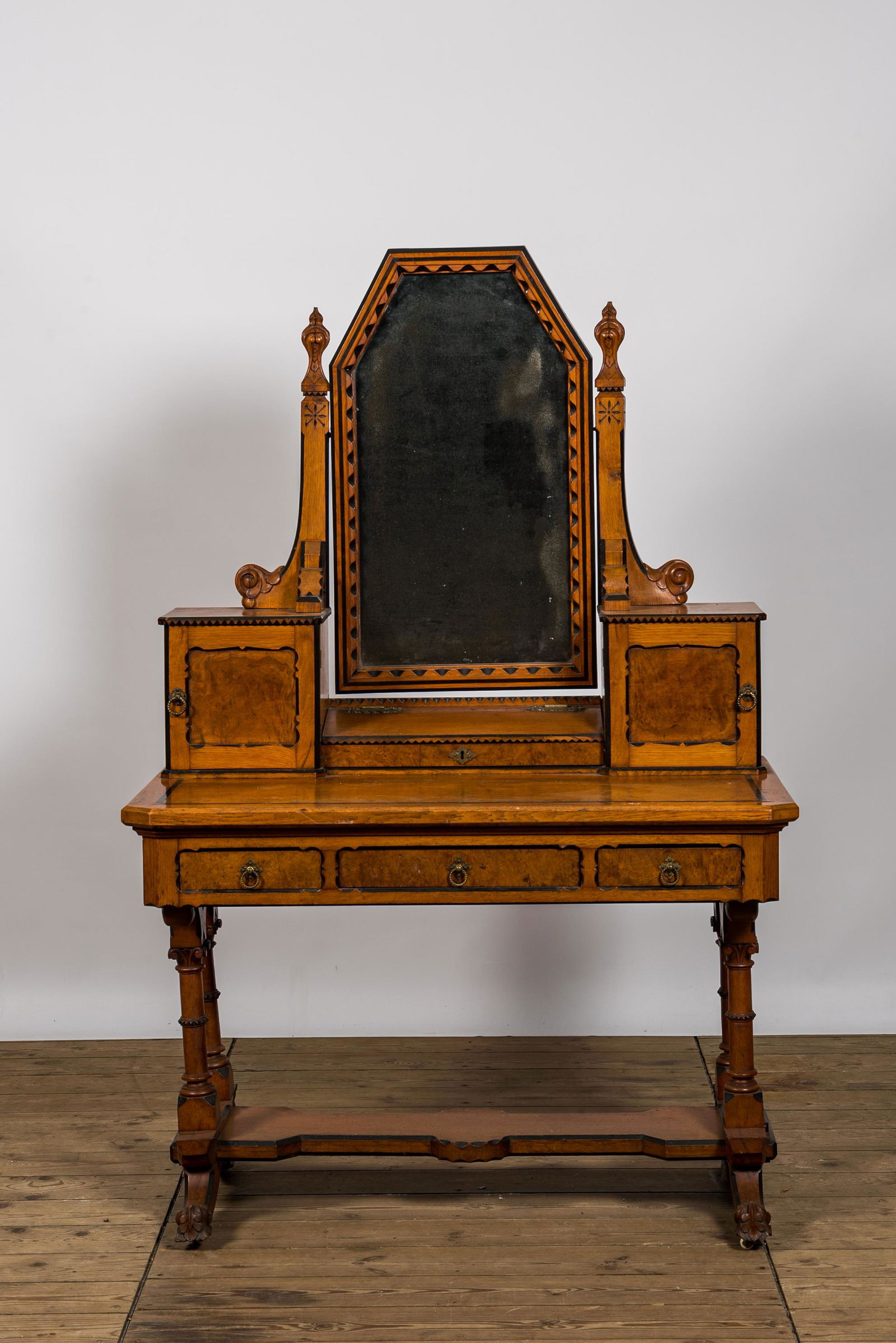 An oak wooden, burl wood veneered and ebonised wooden dressing table, 19th C. (1 of 2)