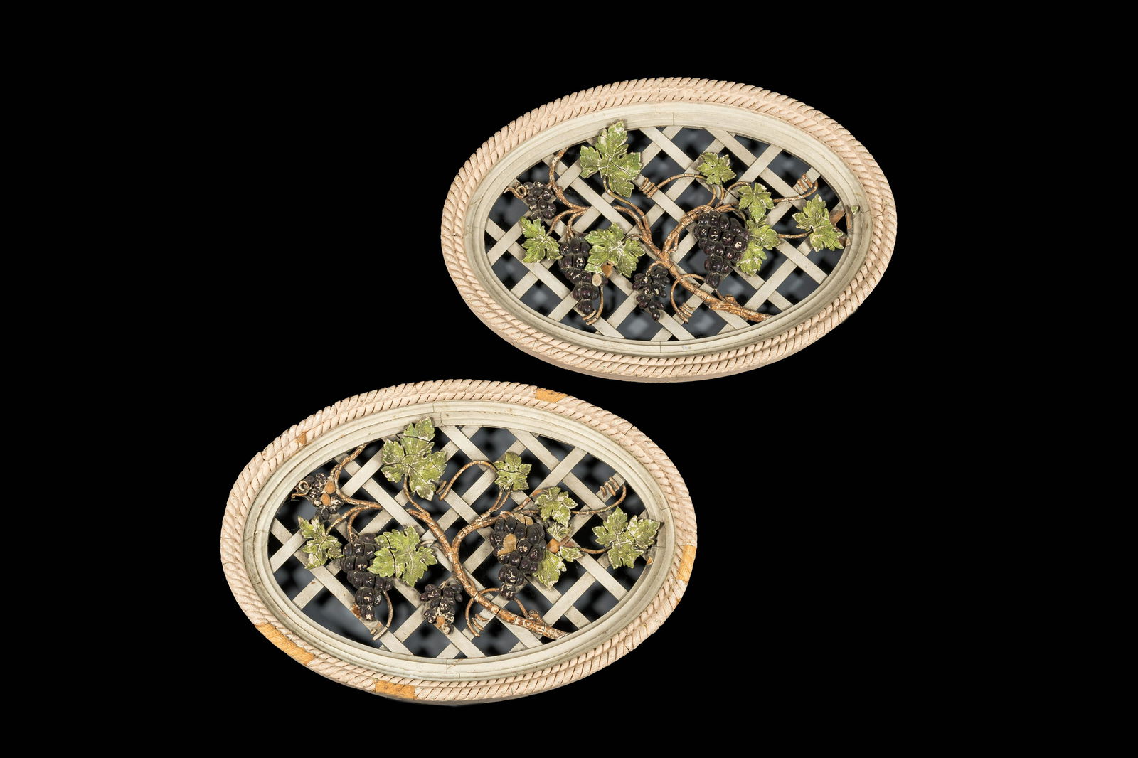 Two openworked polychrome wooden 'grapevines' medallions, 19/20th C. (1 of 2)