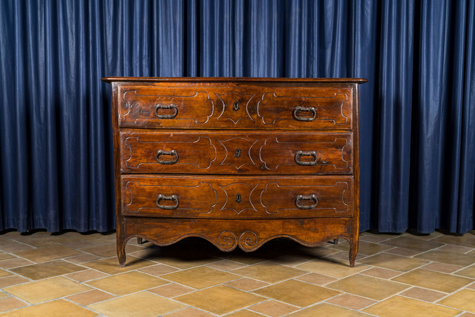 An Italian walnut chest of drawers, 18th C. (1 of 4)