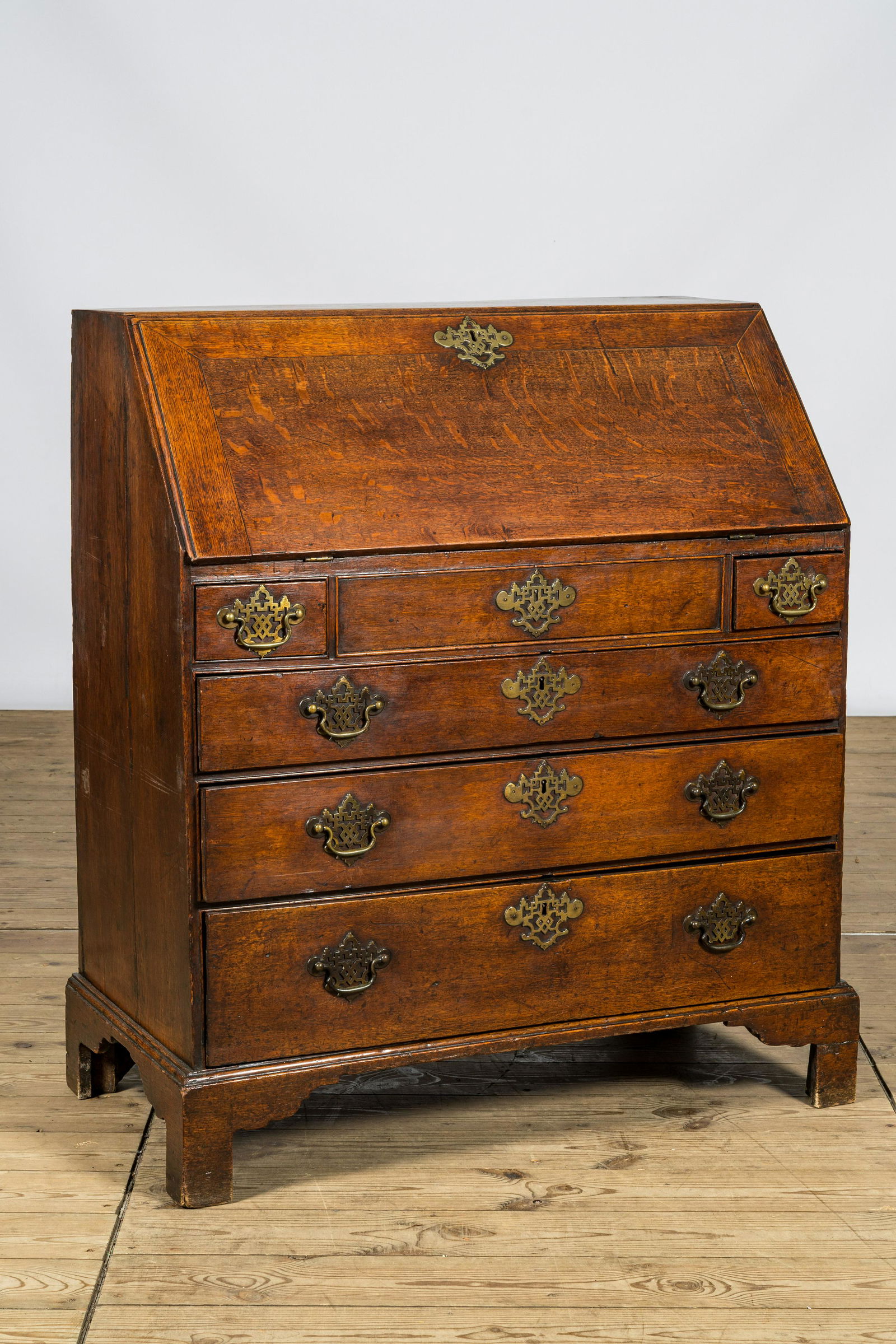 An English oak wooden secretaire, 18th C. (1 of 4)