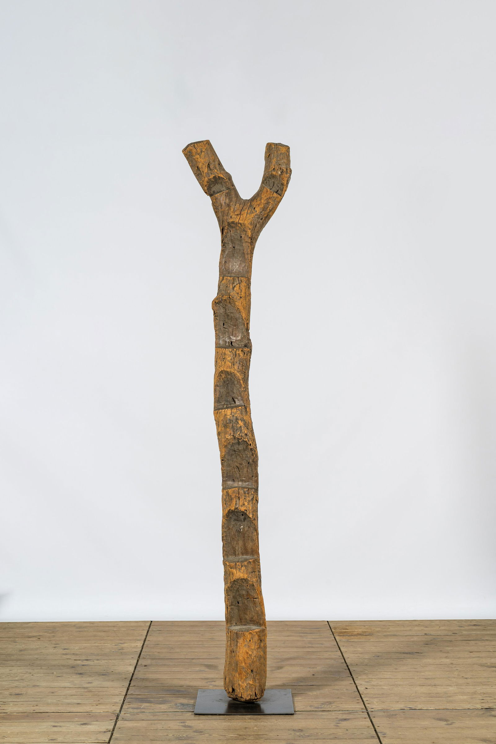 An African wooden ladder on a metal base, 19/20th C. (1 of 1)