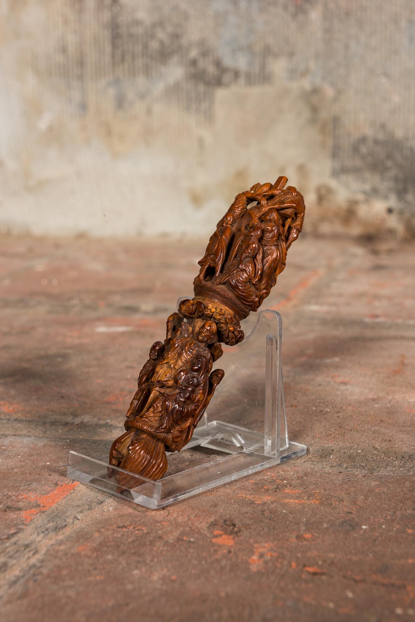 A finely carved boxwood two-piece handle depicting the Descent from the cross, 18/19th C. (1 of 6)