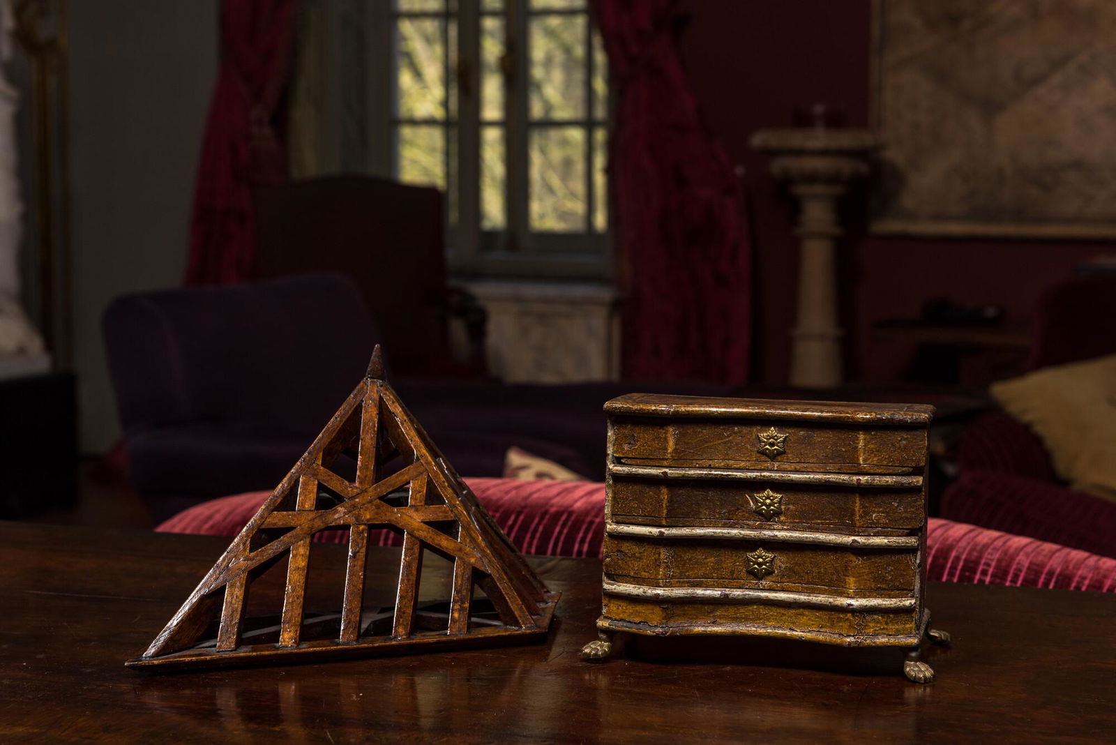A patinated wooden miniature commode and a maquette for a roof, 19th C. (1 of 3)