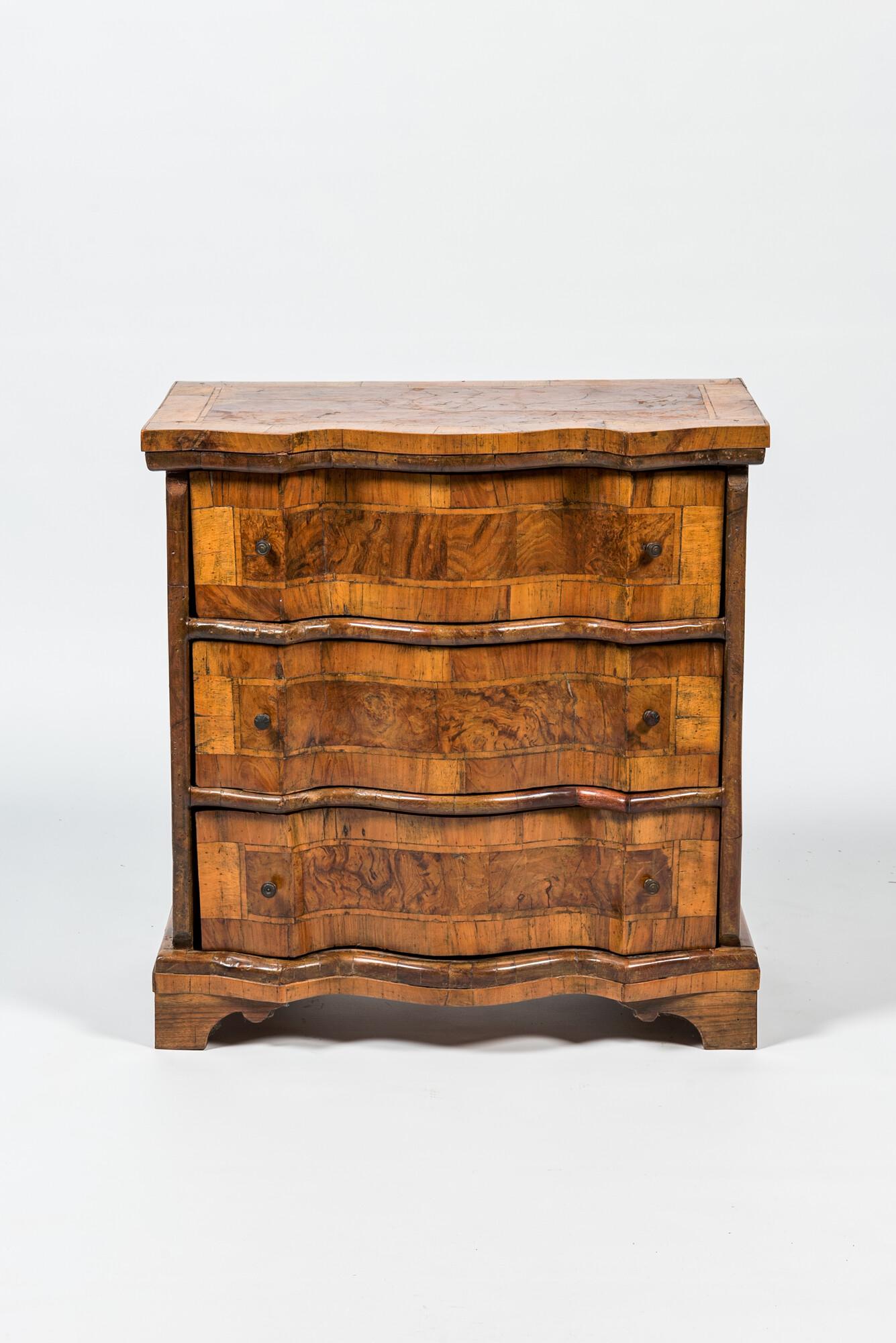 A rare small 'master proof' chest of drawers in walnut and burr wood veneer, 18th C. (1 of 2)