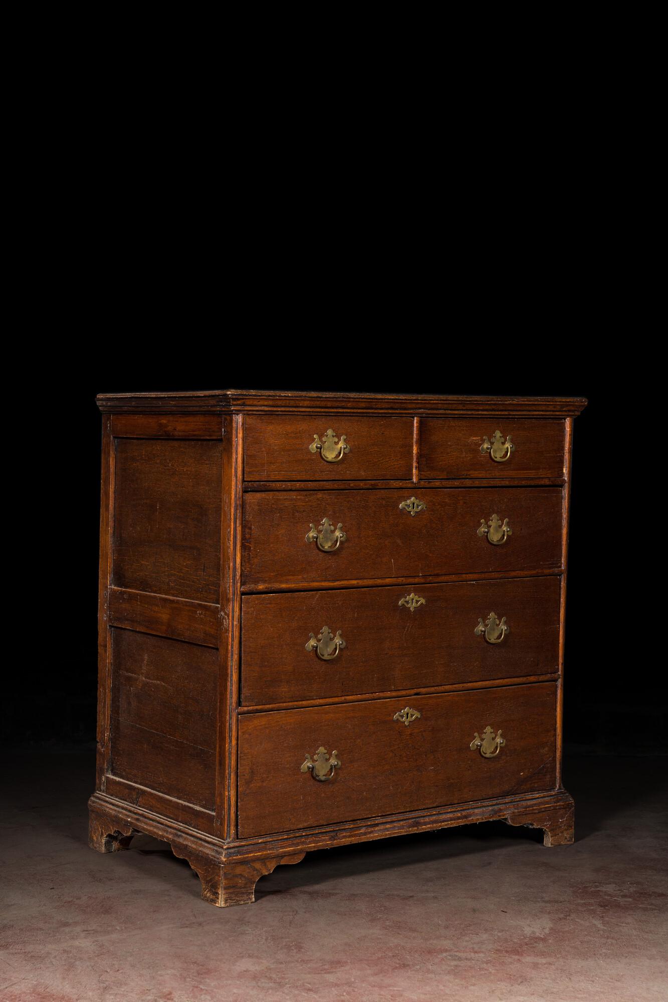 An English oak wooden chest with two short and three long drawers, 18th C. (1 of 3)