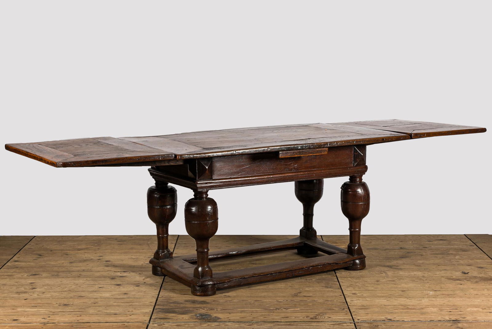 An oak wooden table with baluster legs, 17th C. (1 of 3)