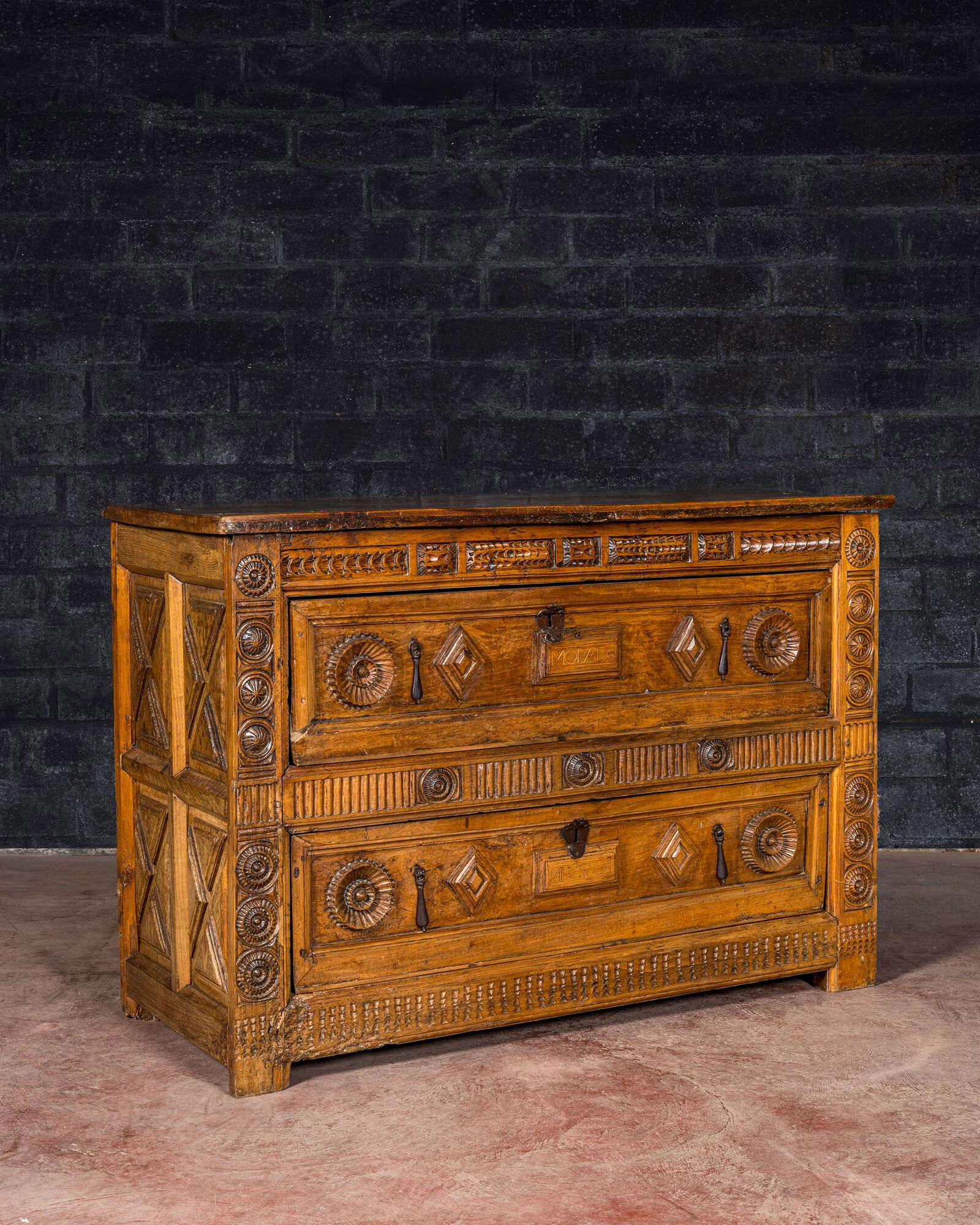 A Spanish walnut chest of drawers, 17th C. (1 of 6)