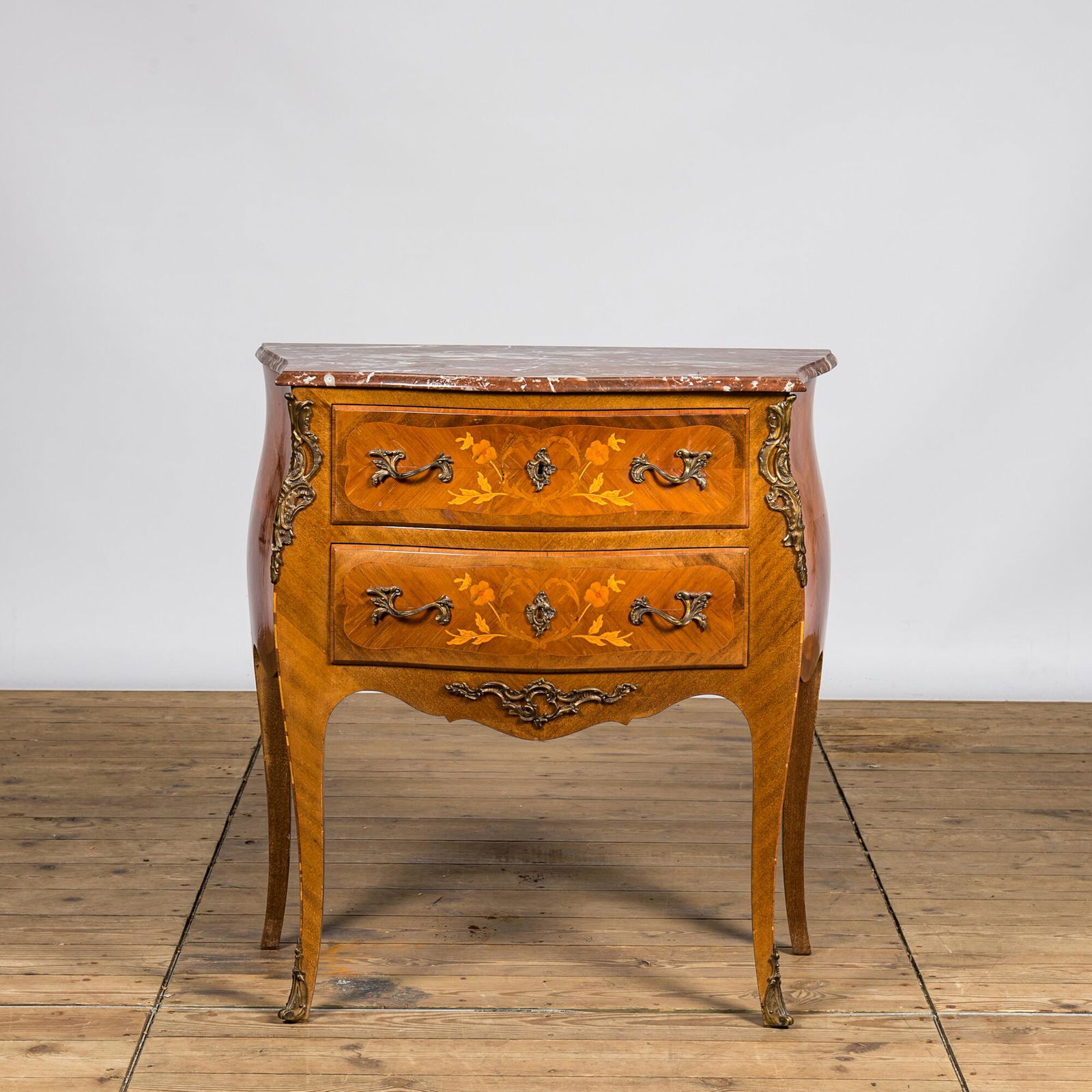 A French mahogany Louis XV-style chest of drawers with marble top and marquetry, 19/20th C. (1 of 3)