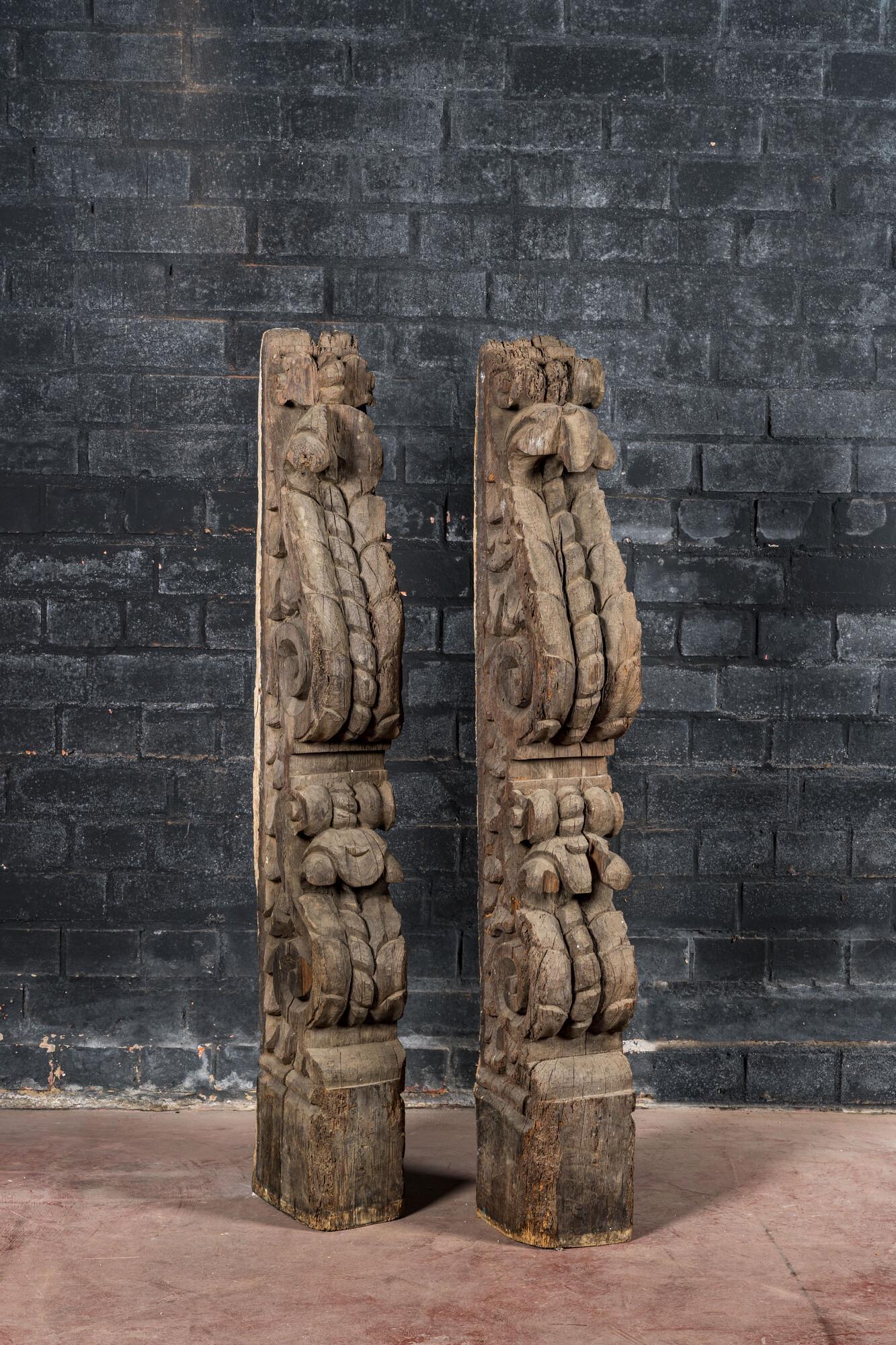 A pair of large oak corbels with floral design, Flanders or France, 18/19th C. (1 of 2)