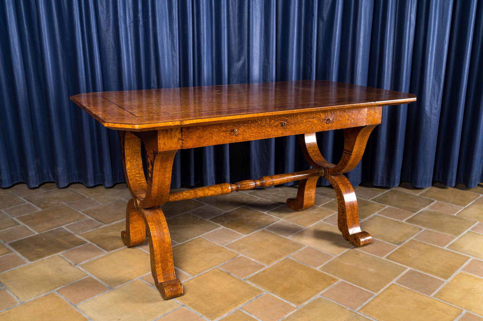 A German veneered wooden Biedermeier table with marquetry, 19th C. (1 of 5)