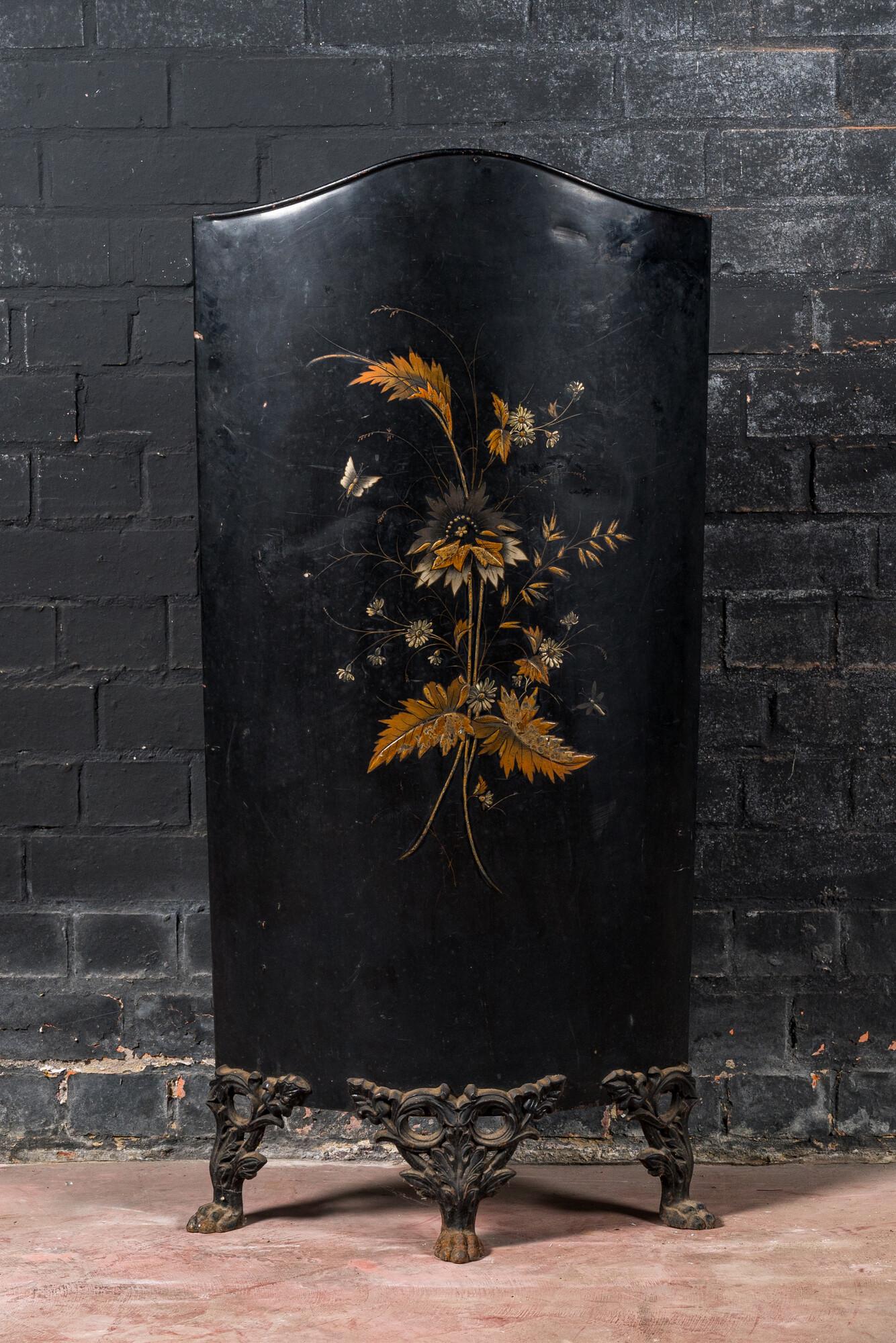 A black-lacquered metal screen on lions' feet with floral decoration in Napoleon III-style, 19th C. (1 of 2)