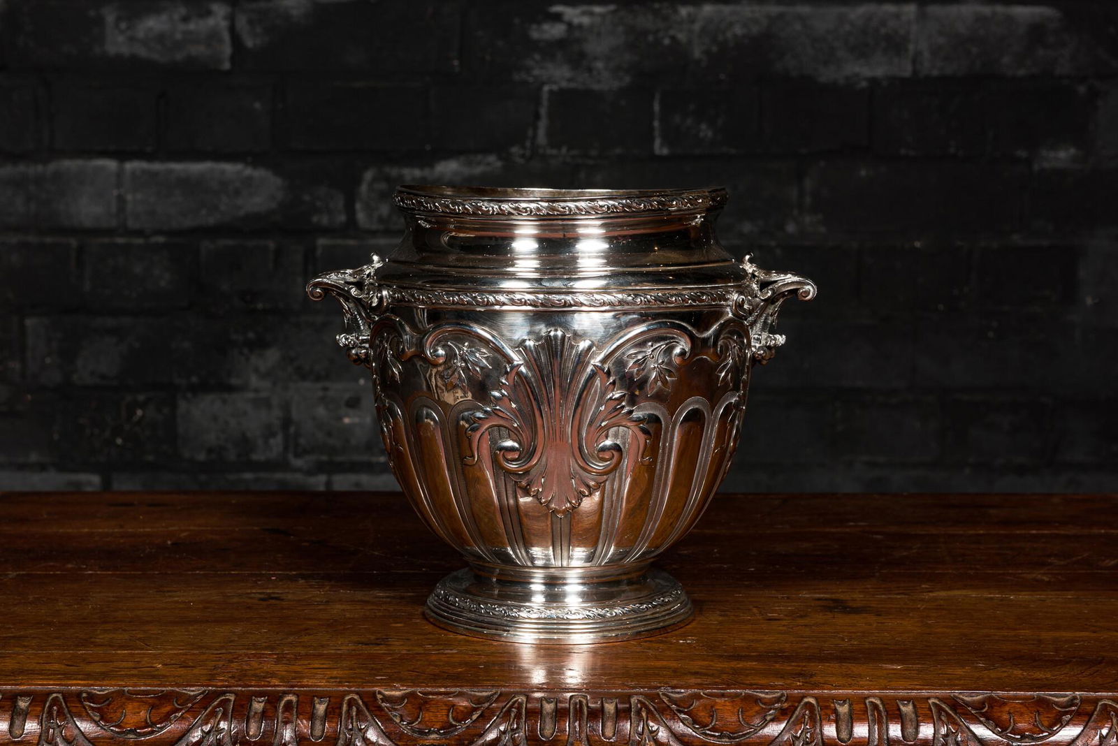 A French silver ice bucket with floral design, 19/20th C. (1 of 2)
