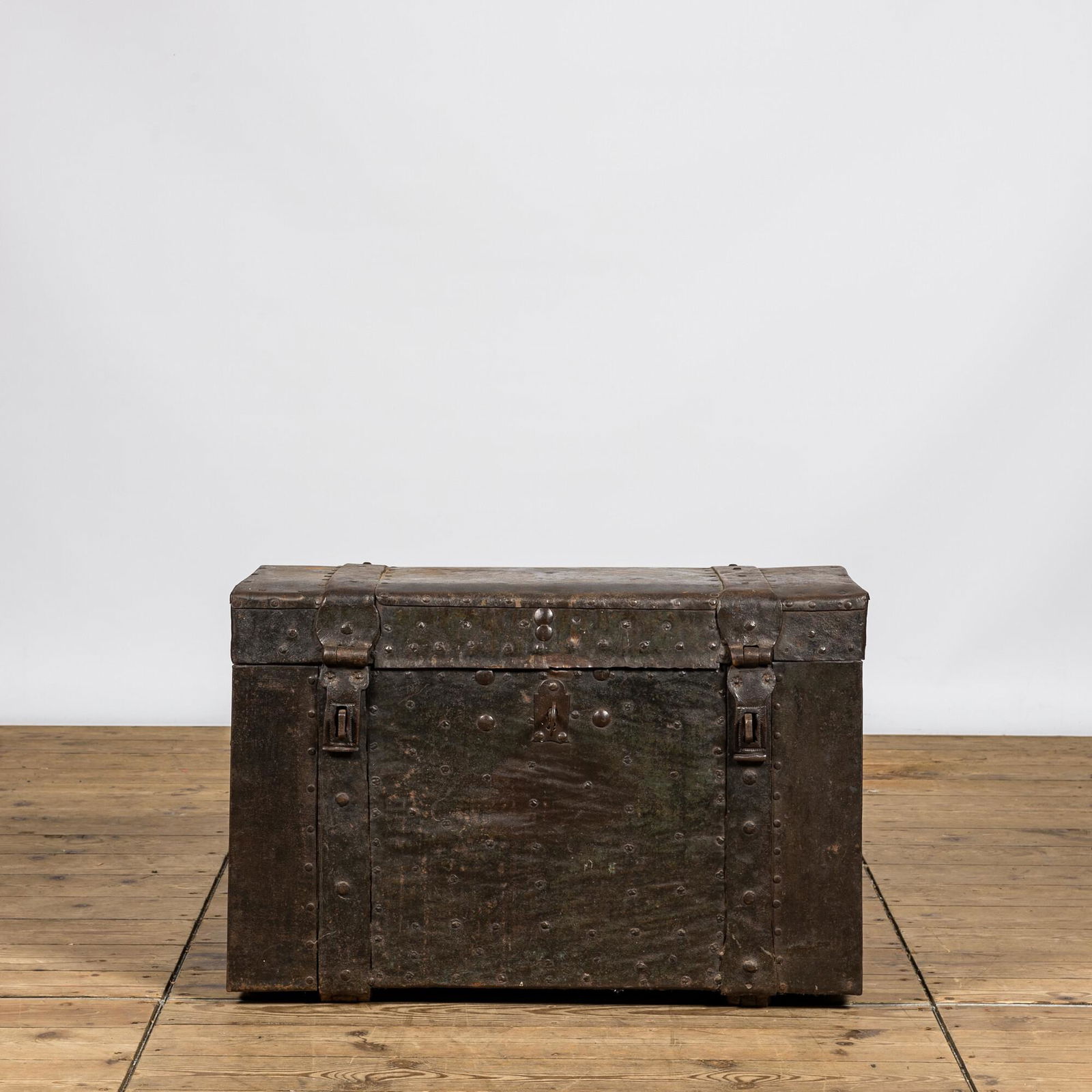 An iron-mounted wooden trunk with interior compartments, 17/18th C. (1 of 4)