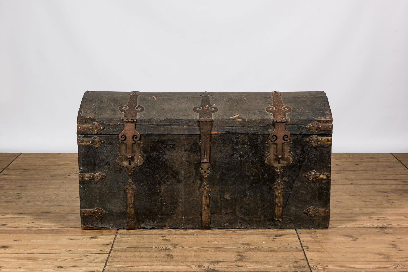 A wooden wrought-iron mounted 'bahut' trunk with leather upholstery, 18/19th C. (1 of 5)