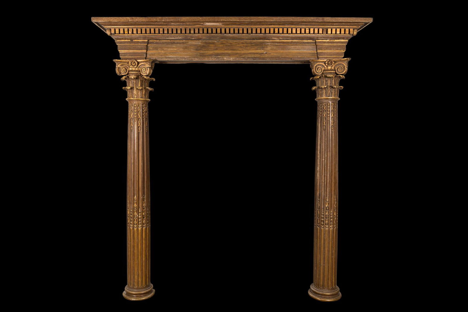 A partly gilt wooden portal with two columns with Ionic capitals, 18/19th C. (1 of 4)