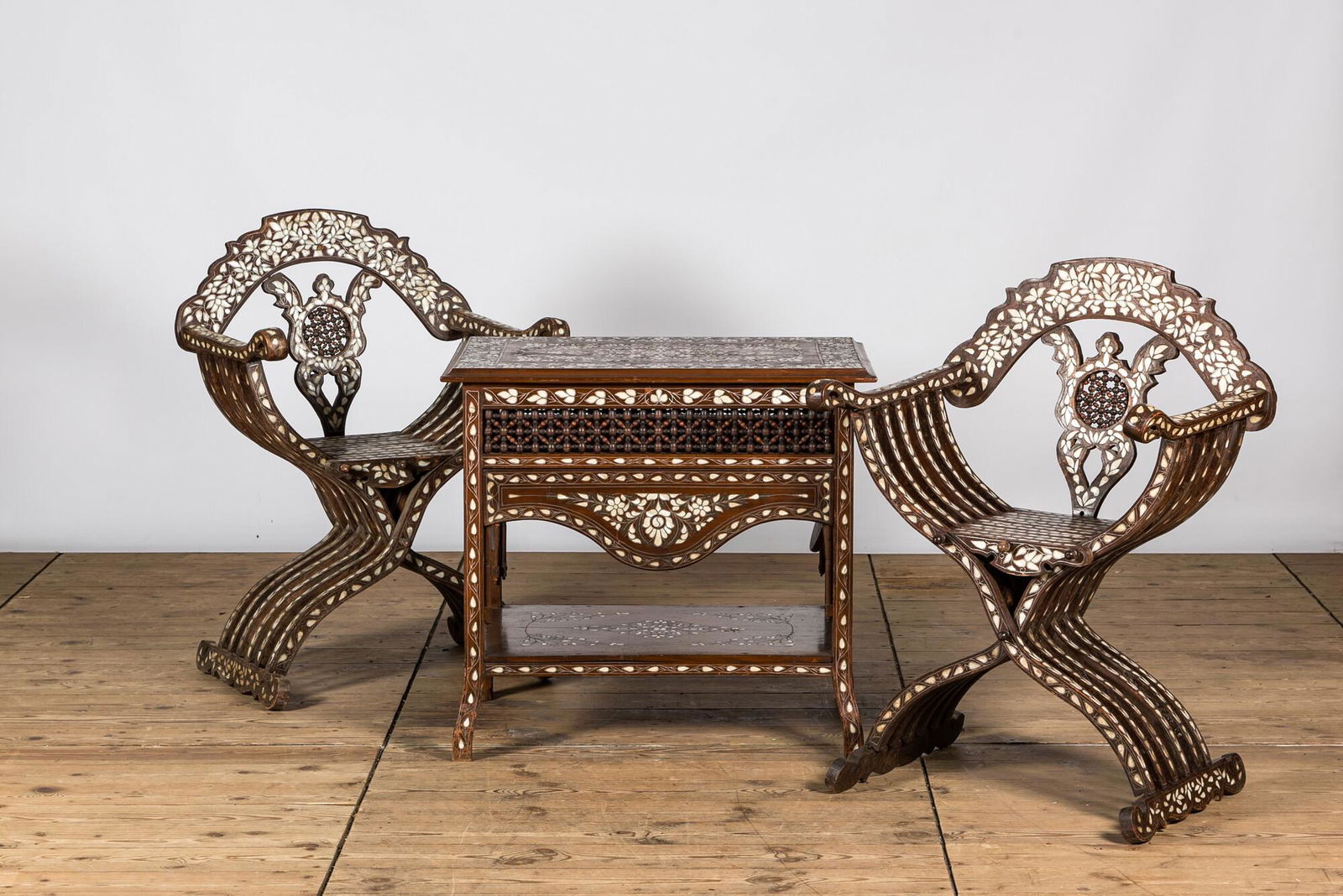 Two Indian dagobert chairs and a coffee table with mother-of-pearl inlay, 20th C. (1 of 4)