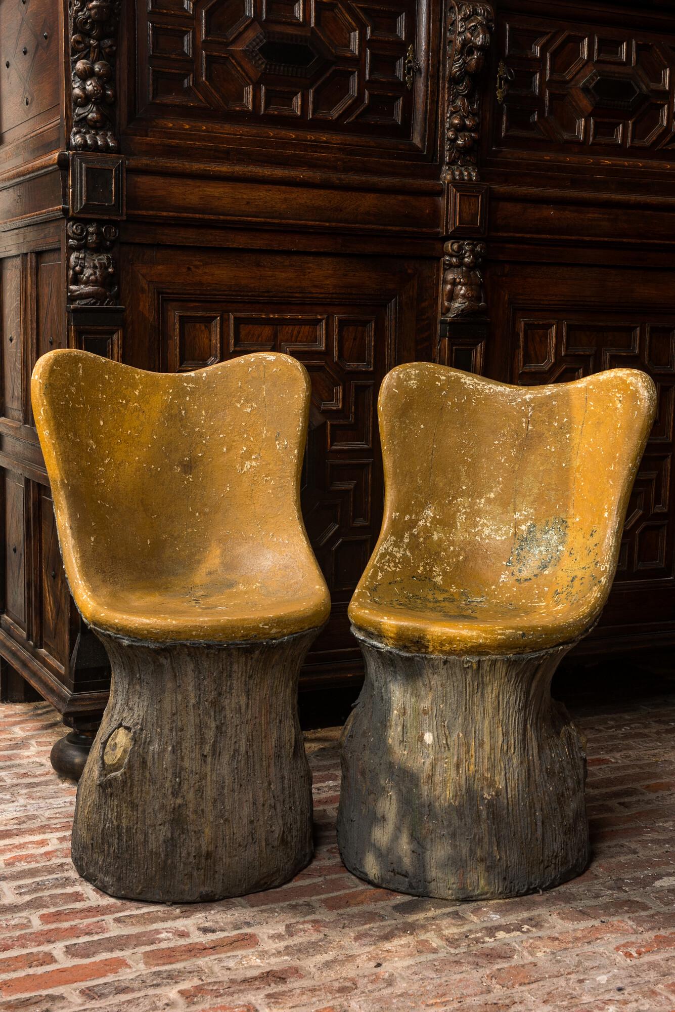 A pair of English naturalistically painted composite stone tree trunk chairs, mid 20th C.: Full title: A pair of English naturalistically painted composite stone tree trunk chairs, mid 20th C. Description: H 78 x L 47 x D 48,5 cm About this sale: Paul De Grande is one of the major dealers o